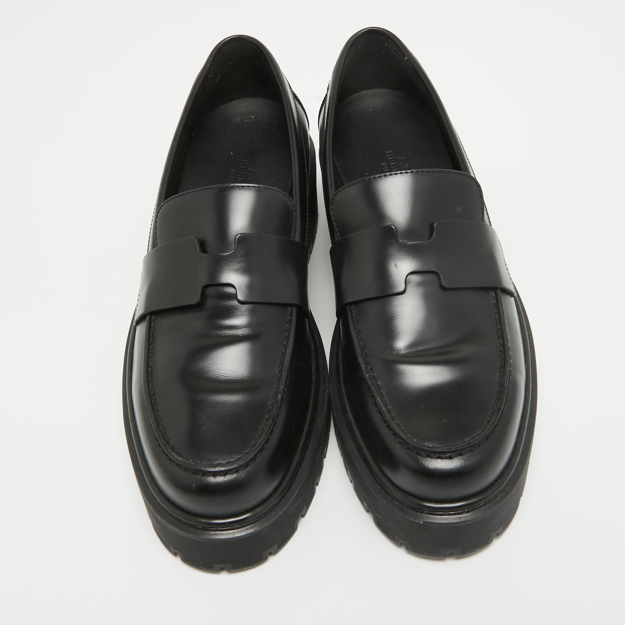 Let this comfortable pair be your first choice when you're out for a long day. These Hermes loafers have well-sewn uppers beautifully set on durable soles.

Includes: Original Dustbag, Original Box

