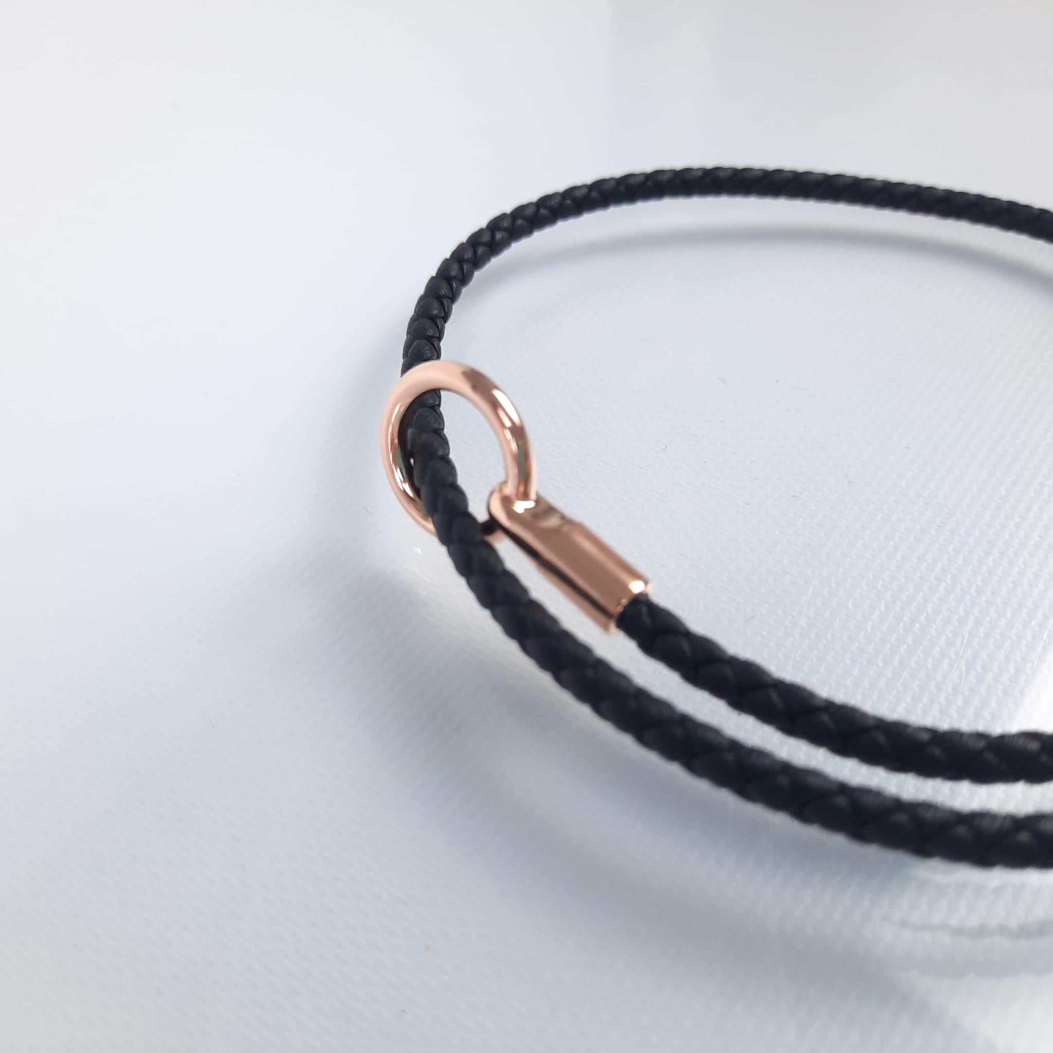 Bracelet tressé en cuir de veau Swift plaqué or rose. Taille T2
Largeur de la tresse : 0.3 cm