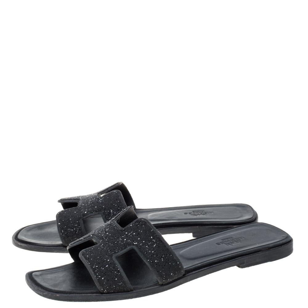 Hermes Black Glitter Oran Flat Slides Size 39 In Good Condition In Dubai, Al Qouz 2