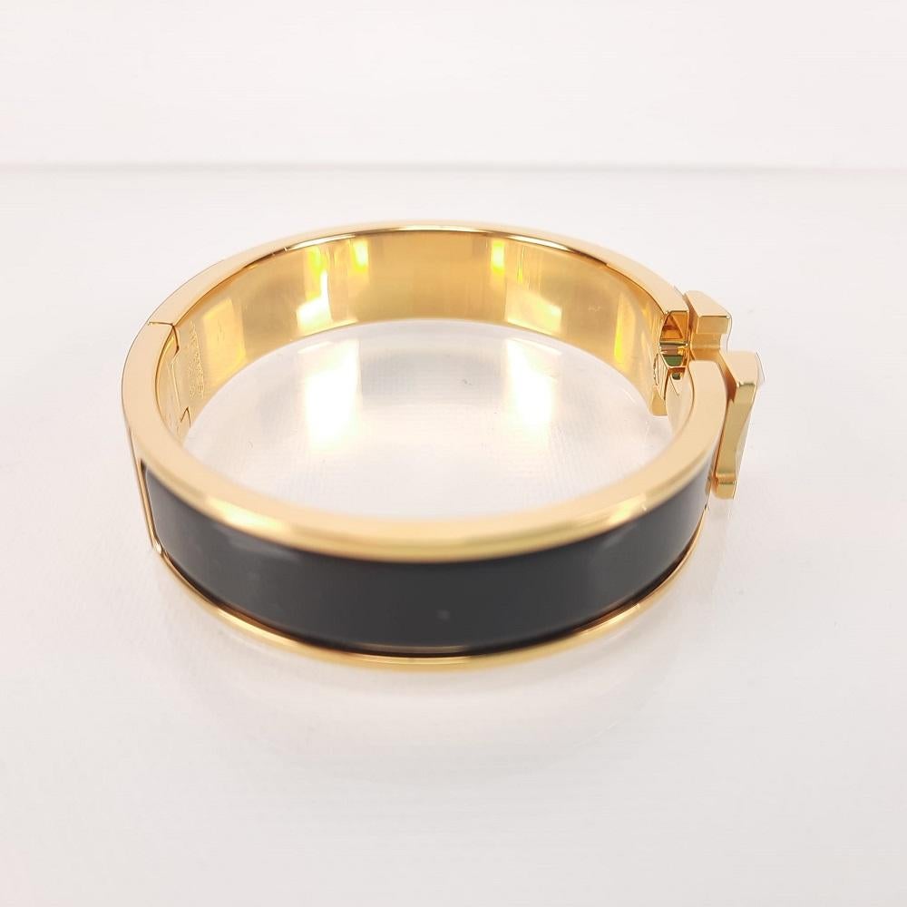 Comes in original box. Narrow bracelet in enamel. Gold-plated hardware. Width : 12 mm/0.47