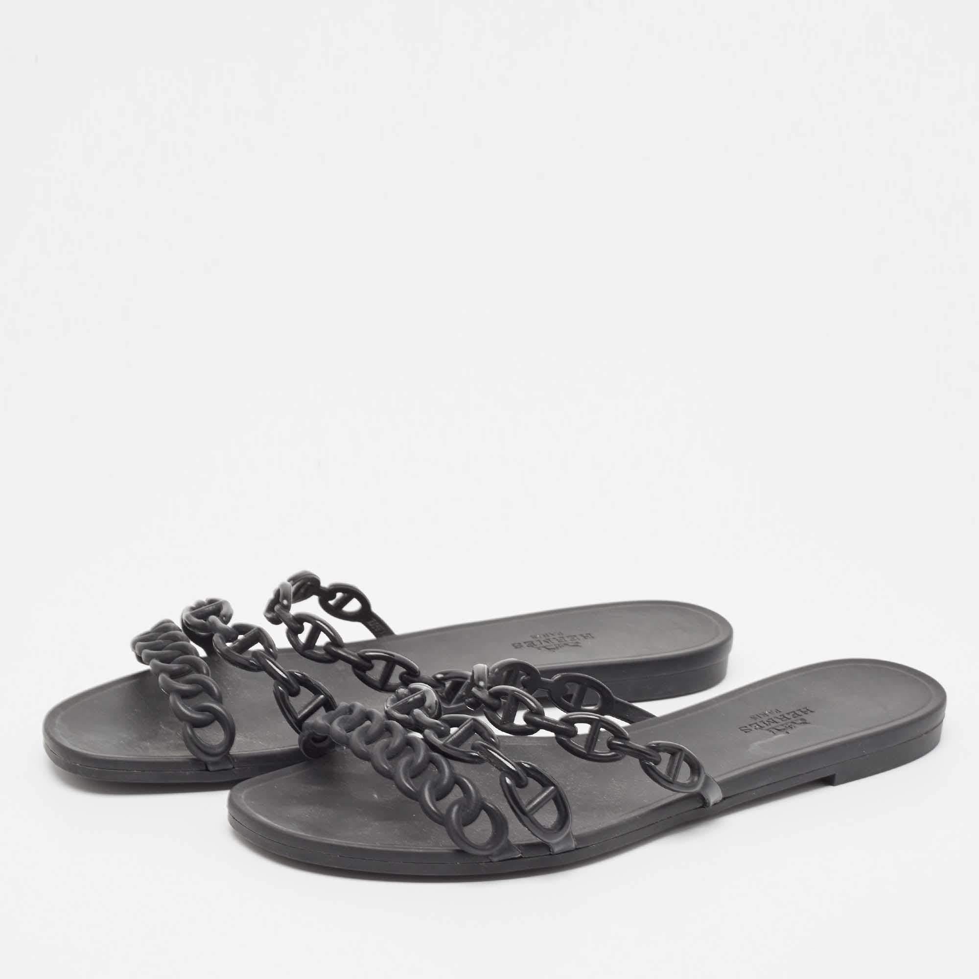 These summer-friendly Chaine d'ancre Rivage sandals by Hermes have been crafted to perfection. Featuring chain-like straps in rubber, the flats are set on a comfortable base. Designed in a black hue, the flat sandals will be a delight to wear.

