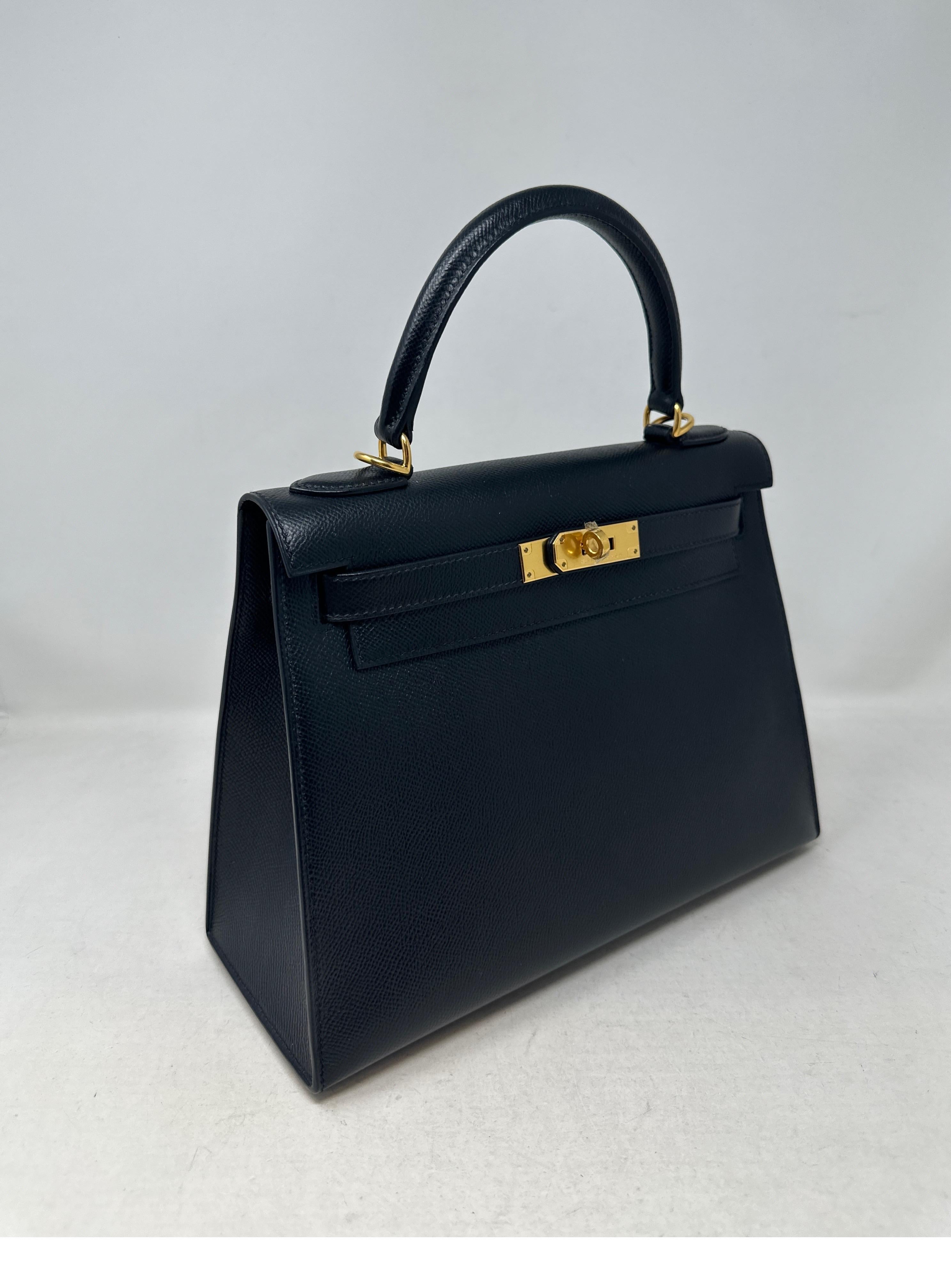 Schwarze Kelly 28 Tasche von Hermès für Damen oder Herren im Angebot