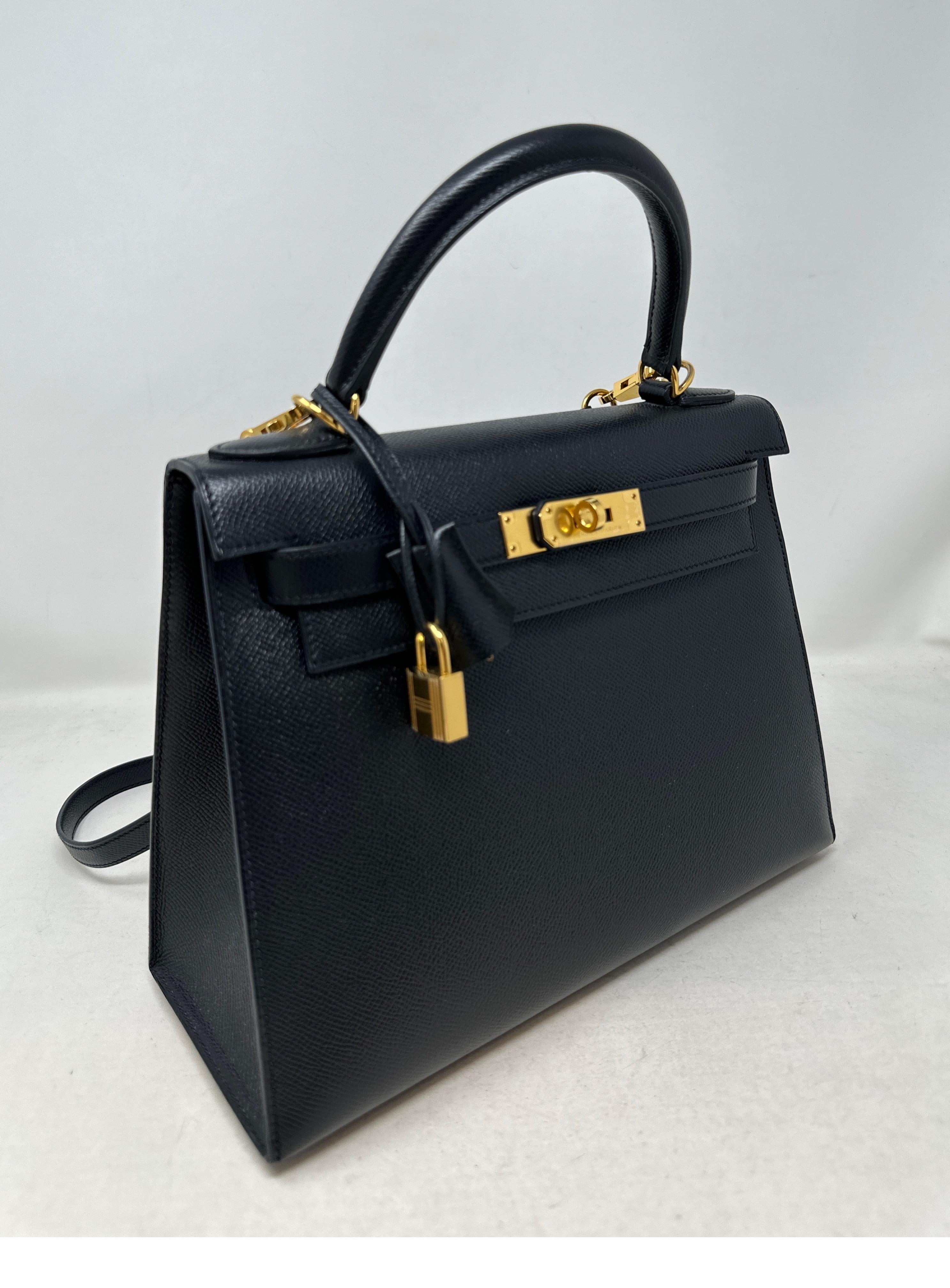 Schwarze Kelly 28 Tasche von Hermès  für Damen oder Herren im Angebot