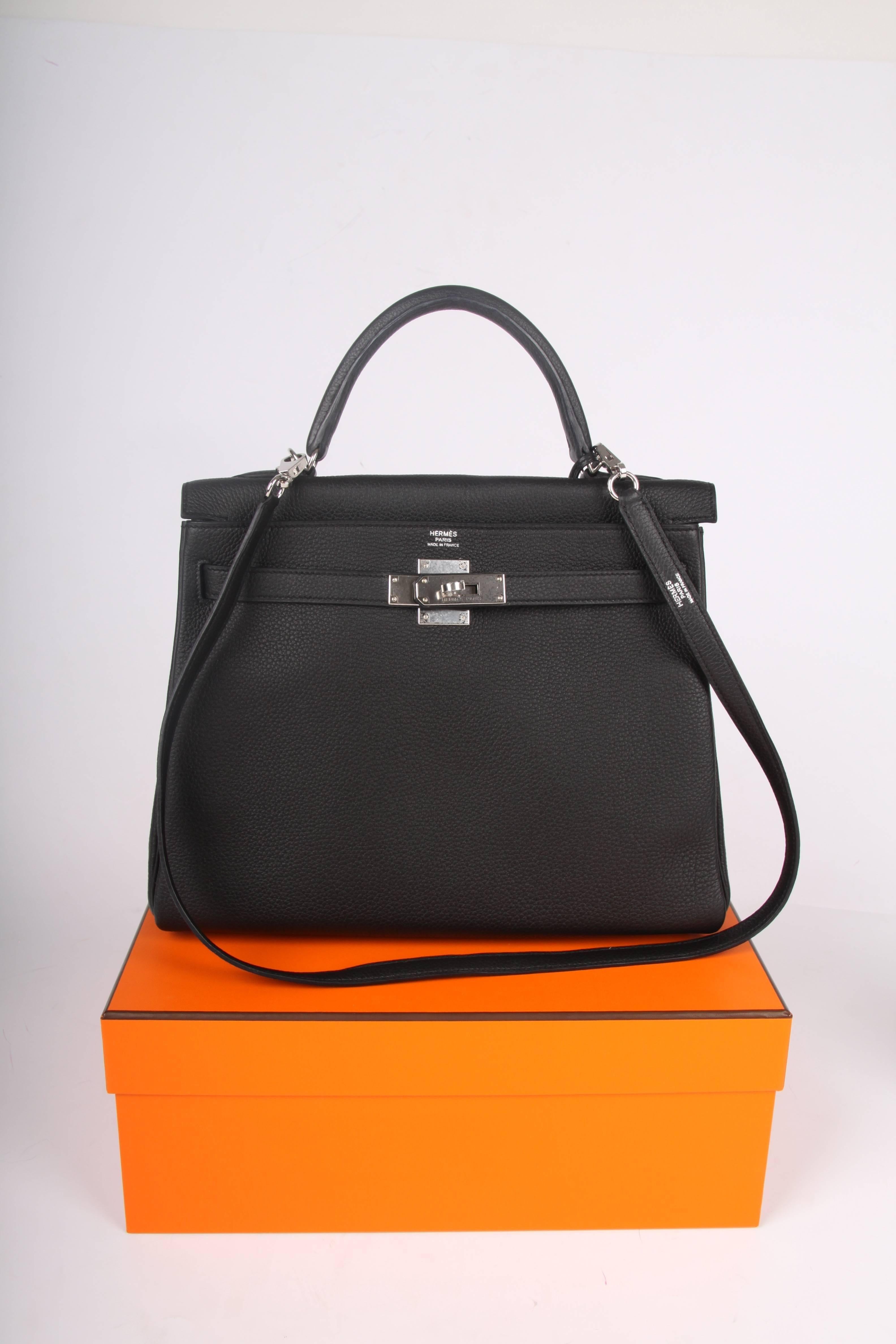 Yessss! Another beautiful Hermès bag in store! This is the Hermès Kelly 32 crafted of black Togo leather.

On the inside there are three flat pockets, one of them has a Hermès zipper with a leather tab. The tab has to be in a straight line with the