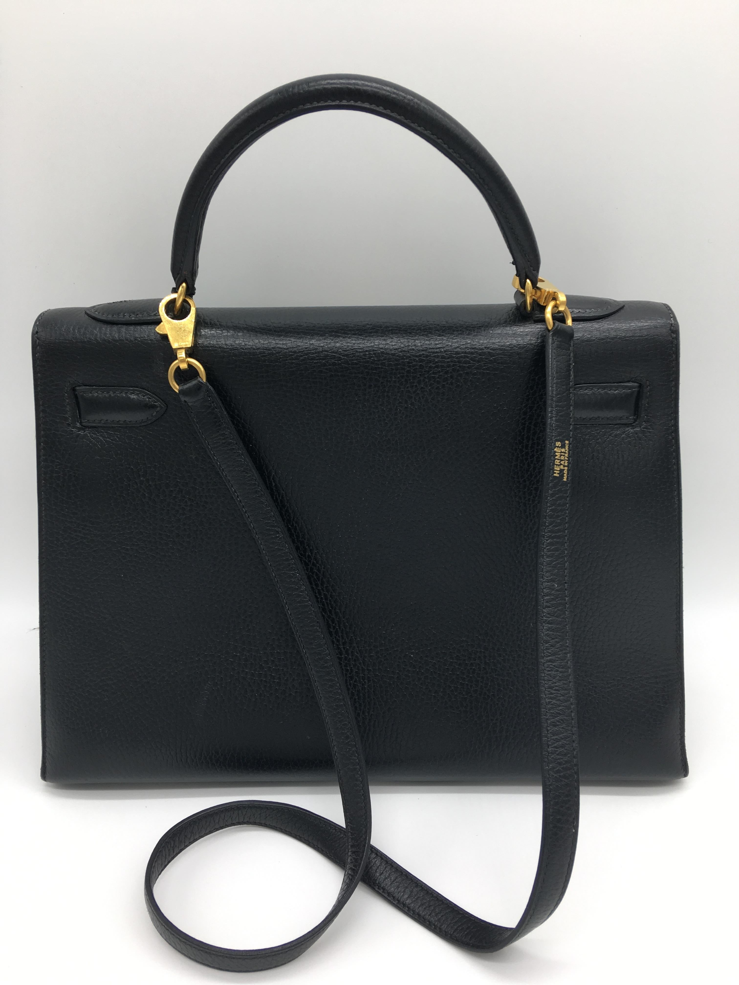 Wahrscheinlich eine der glamourösesten und berühmtesten Hermes-Taschen - eine schwarze Kelly mit Goldbeschlägen im strukturierten Sellier-Design mit äußeren Nähten, die ihr einen besonders markanten Look verleihen. Dies ist eine 32cm Black Kelly