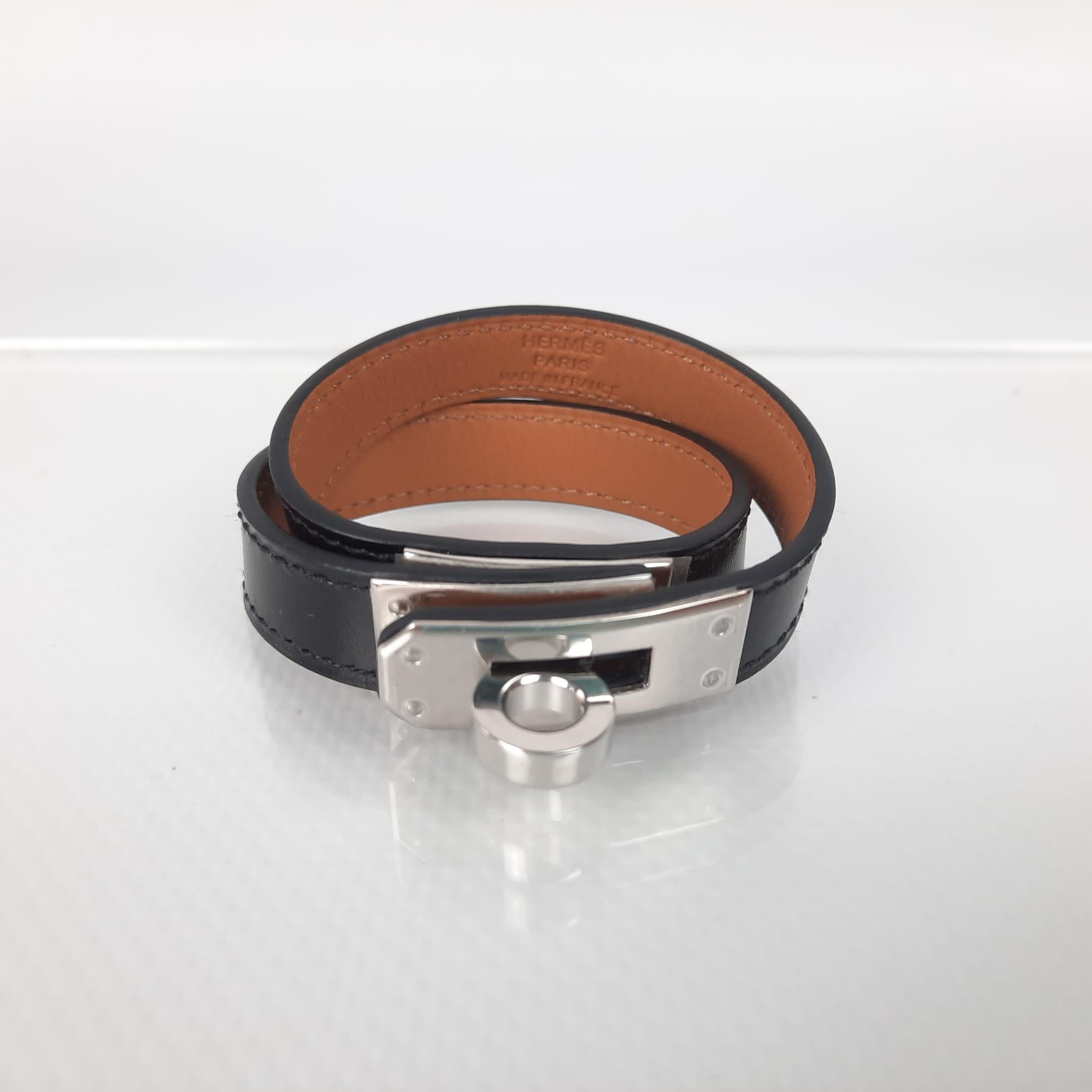 Size XS
Double tour bracelet in Box calfskin with palladium plated Kelly closure.
Wrist size up to 15.5 cm  Width: 3.5 cm