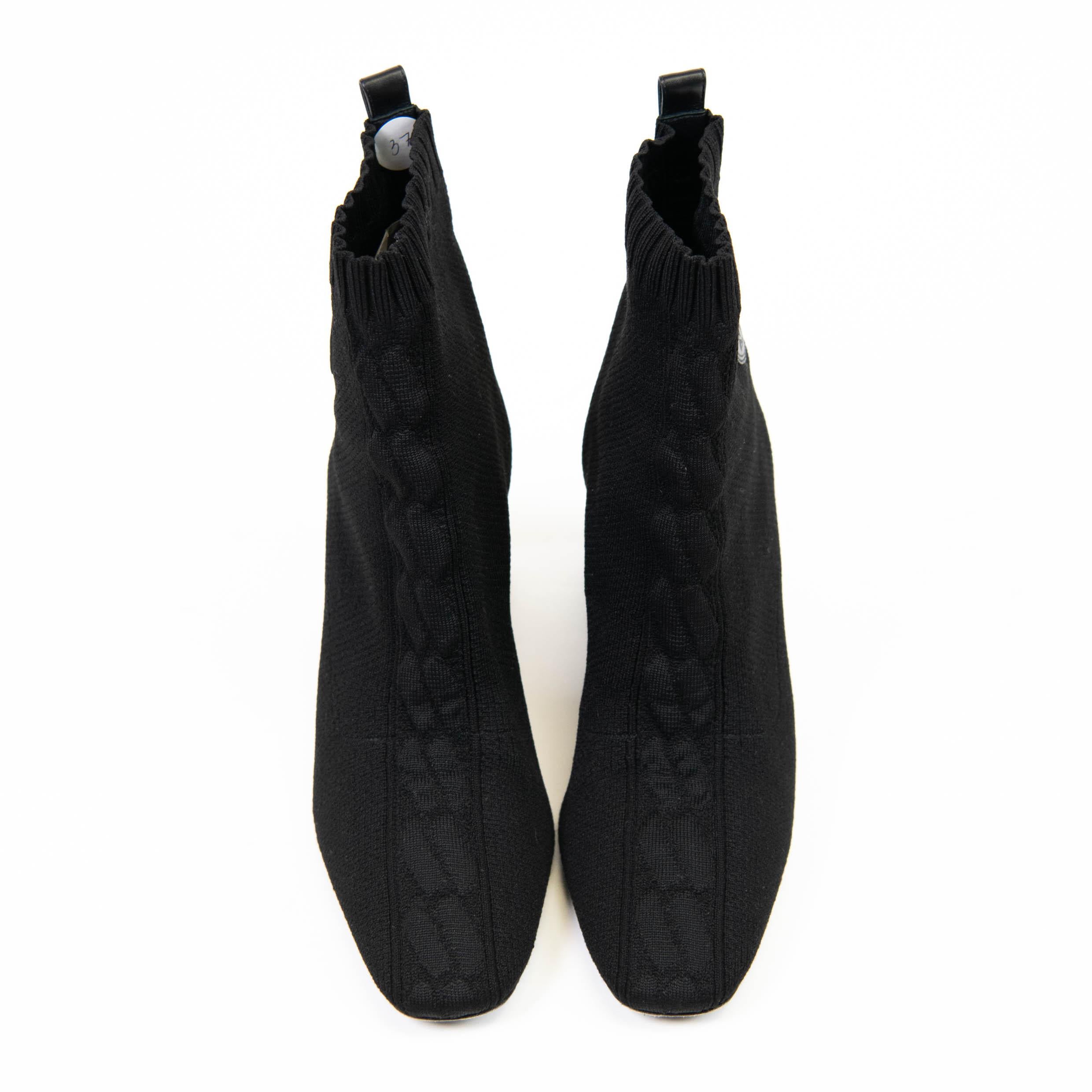 100% authentique 

Ces bottines élégantes sont tricotées avec 
