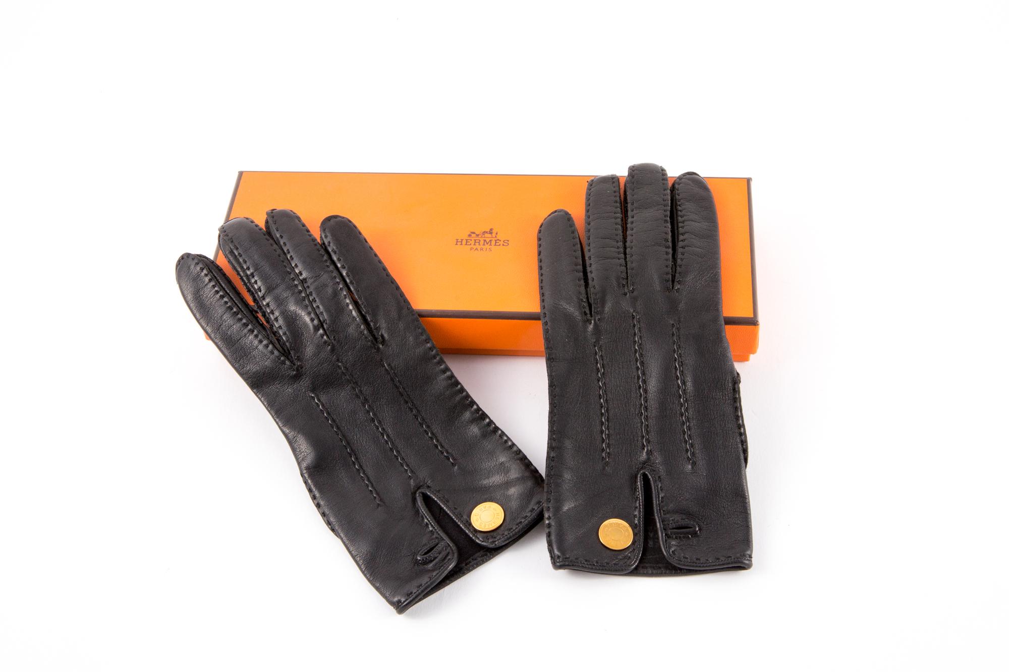 Hermes black lamb leather gloves featuring gold-tone logo stud, an internal logo stamp.
Delivered in original box as per image.
In good vintage condition. Made in France.
Estimated size: 6 fr/ XS us/ 6.5 uk
We guarantee you will receive this