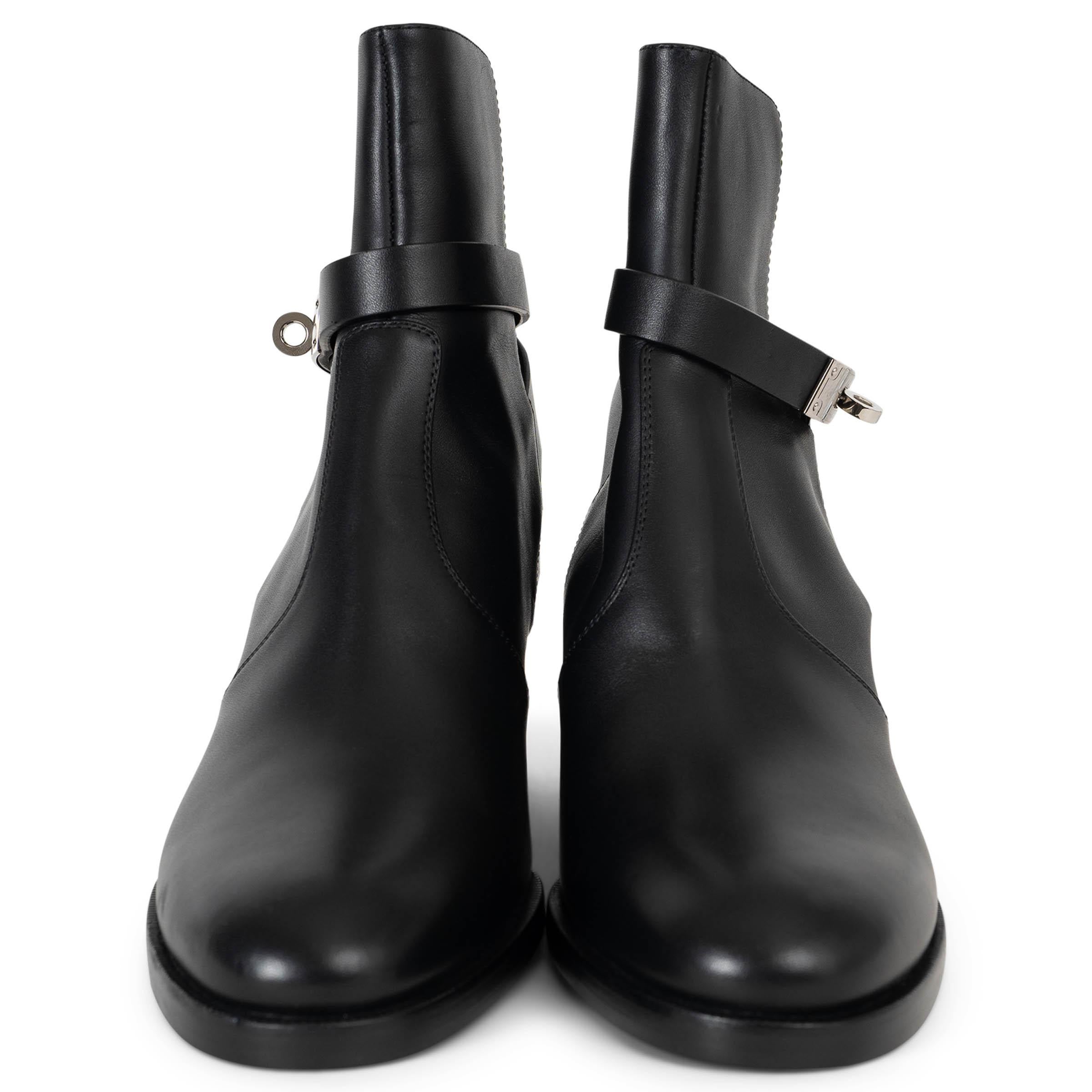 This 100% authentic Hermès Frenchie 50 ankle boots in black calfskin leather blend classic craftsmanship with a modern edge. Featuring rounded toes, block heels, and thicker soles, they offer both elegance and comfort. The signature palladium-plated