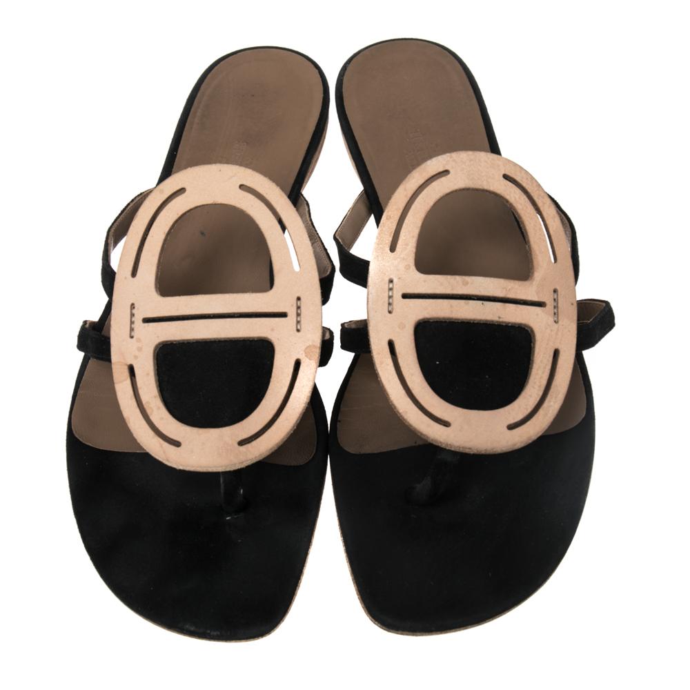 The Chaine D'Ancre flat sandals from Hermes are a great pair to own. This pair of sandals are made using black leather and suede on the exterior. The comfortable and stylish shape of this pair makes them super easy and practical to use. Adorn your
