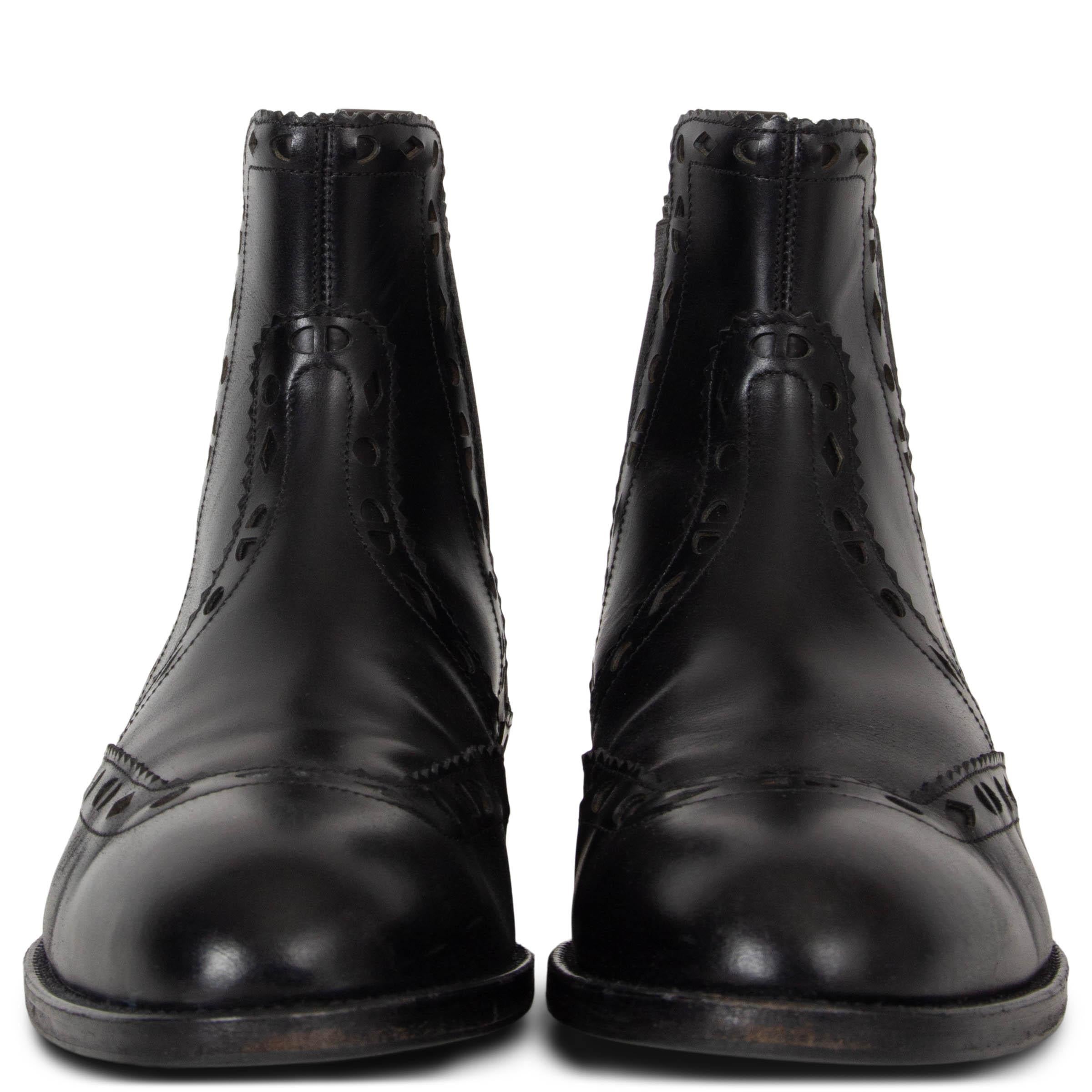 These 100% authentic Hermès Brighton Brogue Chelsea boots in black leather are a masterful combination of elegance and craftsmanship. Featuring classic brogue detailing, these boots exude sophistication and timeless style. The iconic Chelsea boot