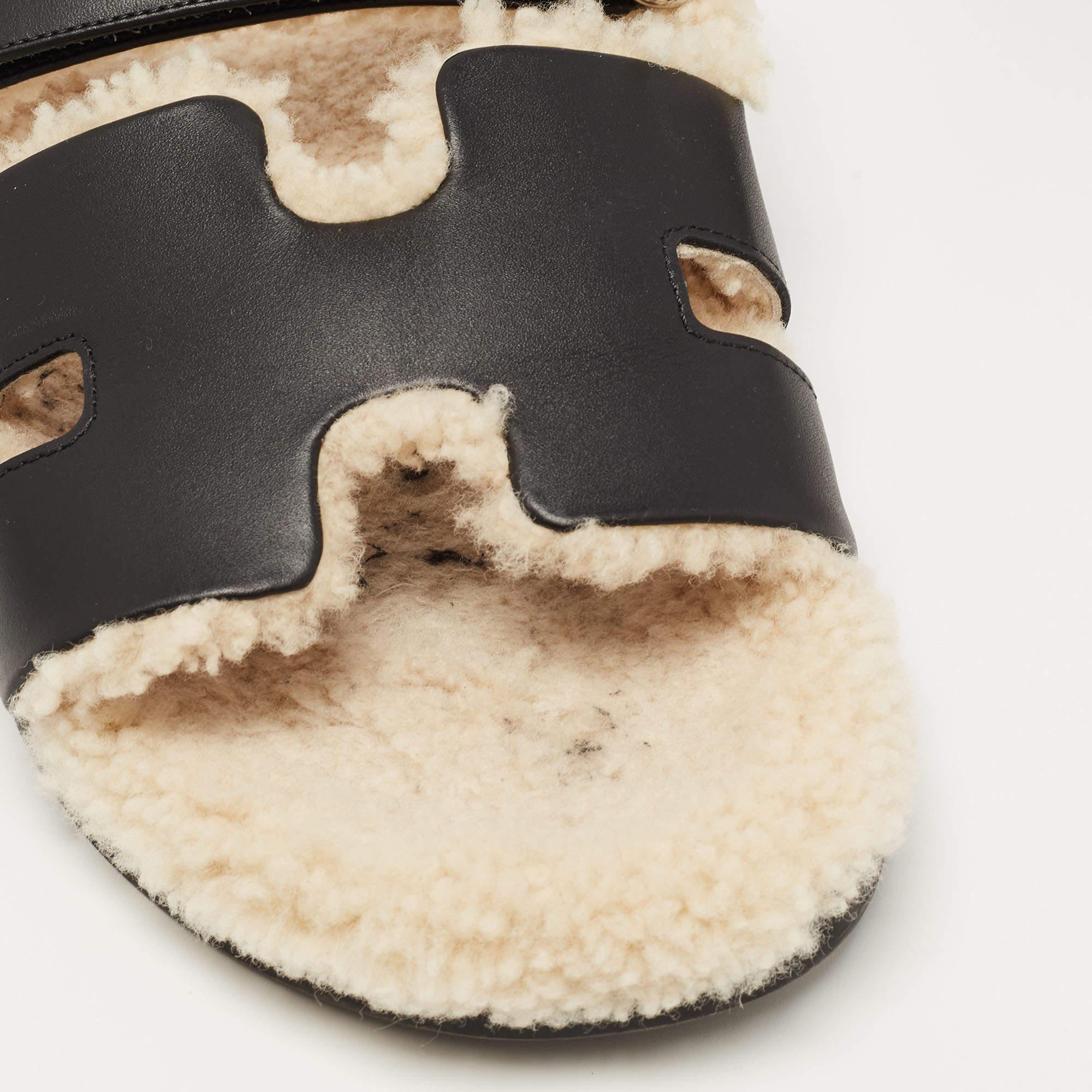 Hermes Black Leather Chypre Sandals  In Excellent Condition In Dubai, Al Qouz 2