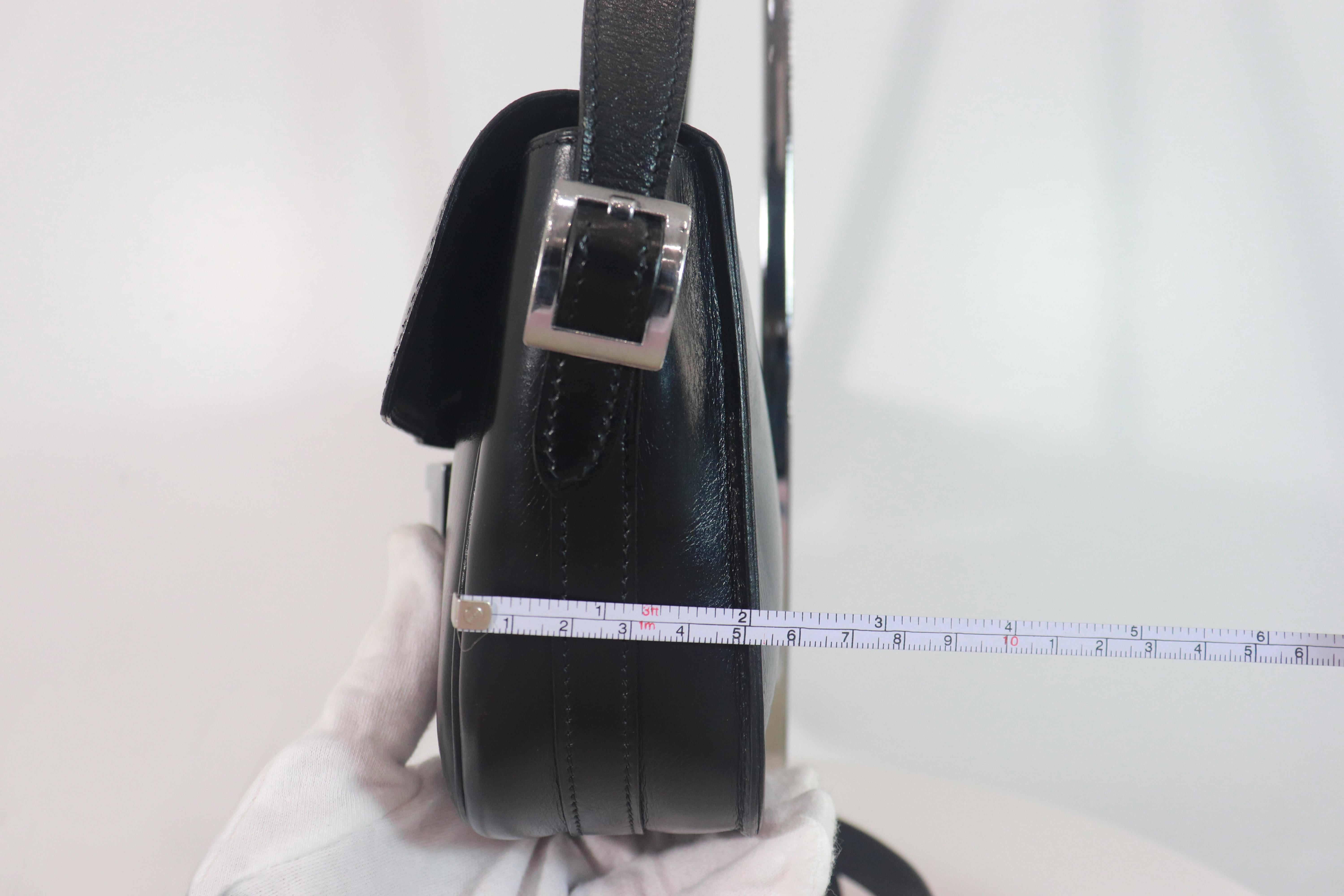 HERMÈS Black Leather Crossbody Bag with Silver Buckle and Adjustable Strap In Good Condition For Sale In Los Angeles, CA