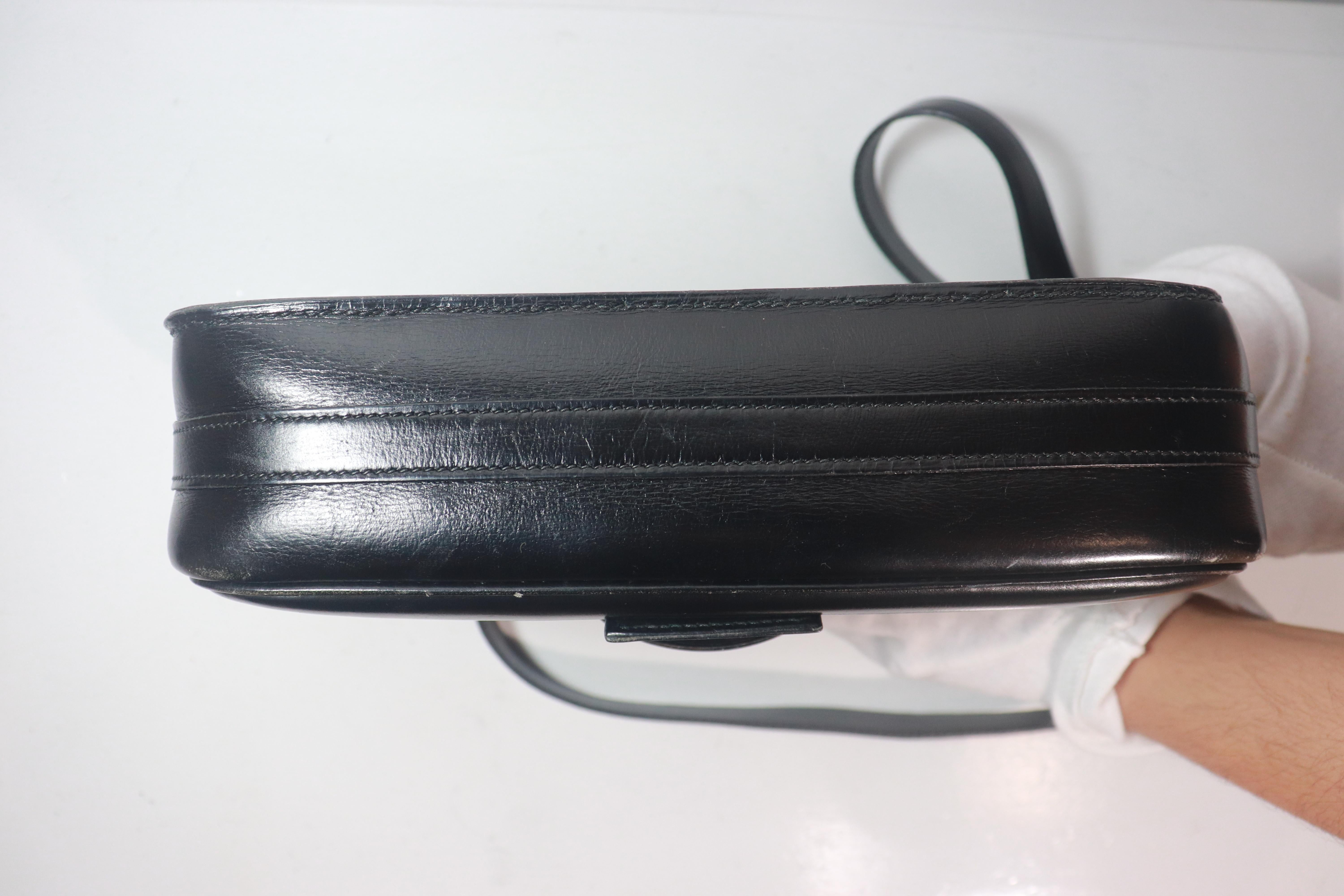 HERMÈS Black Leather Crossbody Bag with Silver Buckle and Adjustable Strap For Sale 1