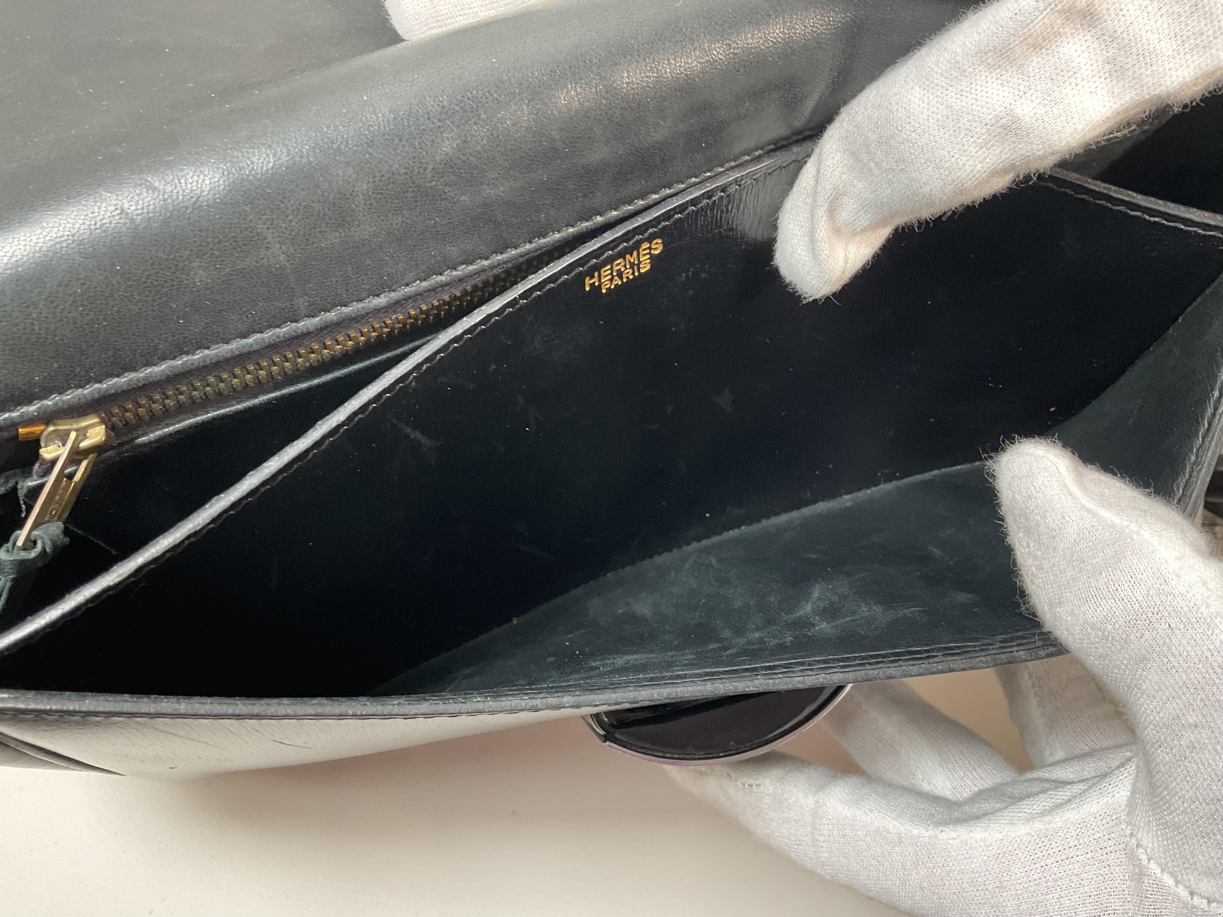 HERMÈS Black Leather Crossbody Bag with Silver Buckle and Adjustable Strap For Sale 3