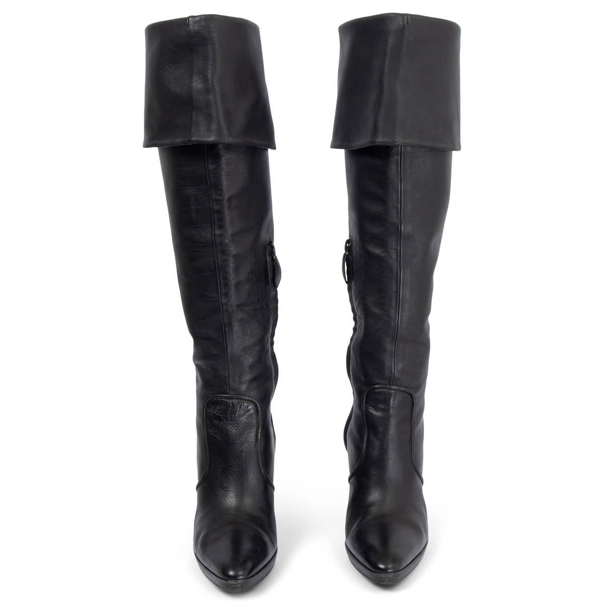 100% authentische kniehohe Hermès Kreuzritter-Stiefel aus glattem schwarzem Kalbsleder mit gestuftem Absatz und umklappbarem Schaft. Zu öffnen mit einem Innen-Reißverschluss. Sie wurden getragen und sind in ausgezeichnetem Zustand. Lieferung mit