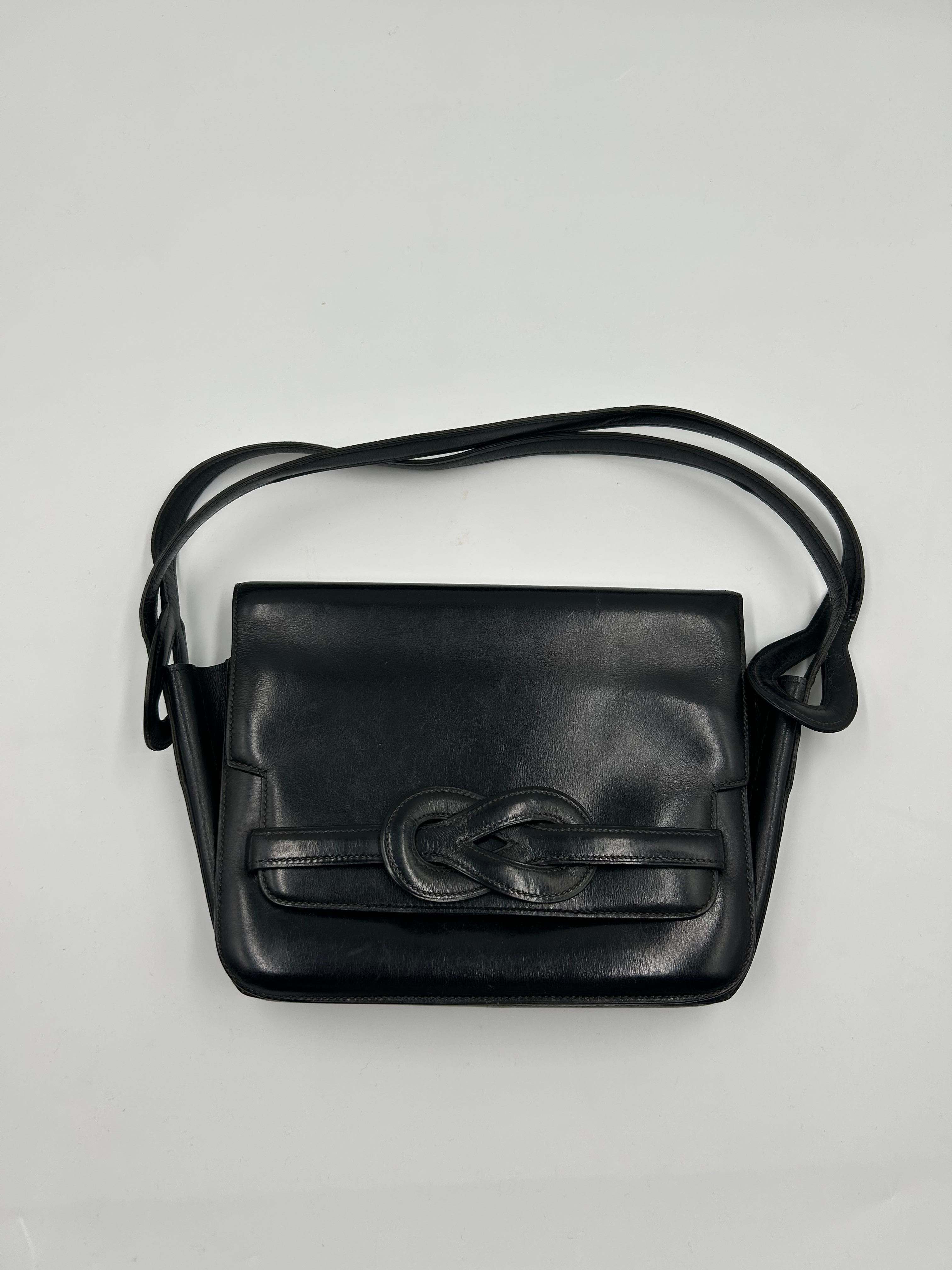 Hermès Black Leather Diane Bag 1989. Iconic bag made in the 1989, Hermès has since stopped the production of this bag making it collectible, really sought after collectors and brands enthusiasts. Please note this item is in good condition with minor