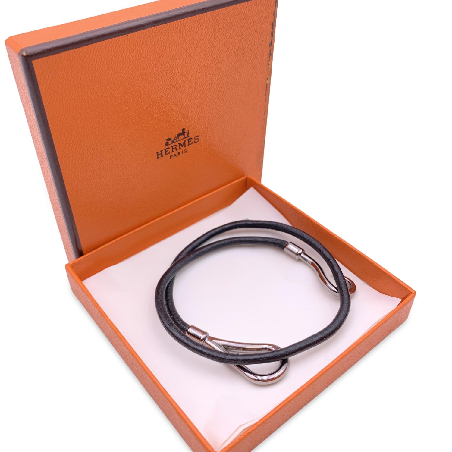 Bracelet double tour Hermes 'Jumbo Hook'. Cordon en cuir noir avec fermeture à crochet en métal argenté. Longueur totale : Environ 14 pouces - 35,5 cm, crochet compris. Logo Hermes sur le crochet. Peut être utilisé comme bracelet ou comme