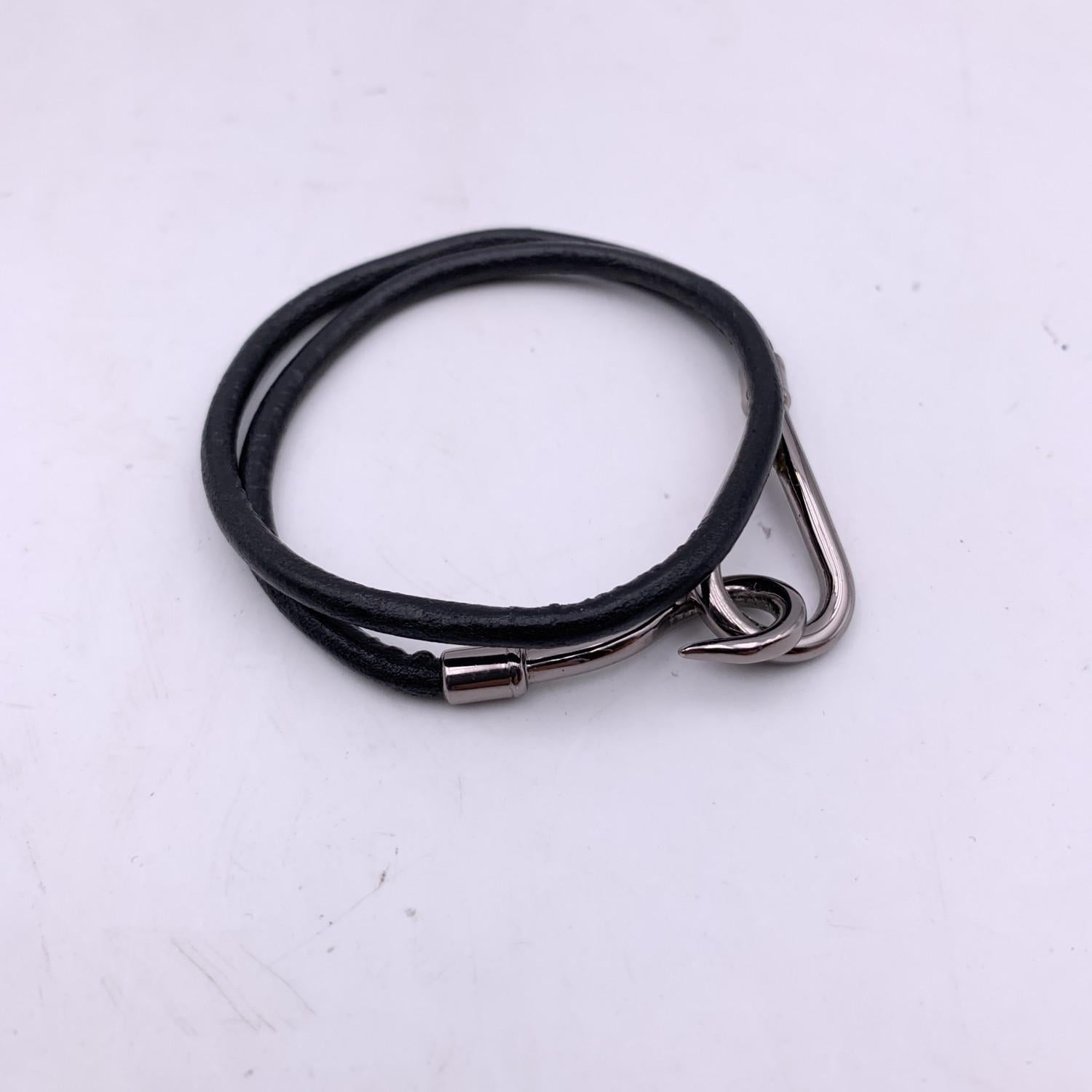  Bracelet Hermes en cuir noir à double tour et crochet géant en métal argenté Pour femmes 