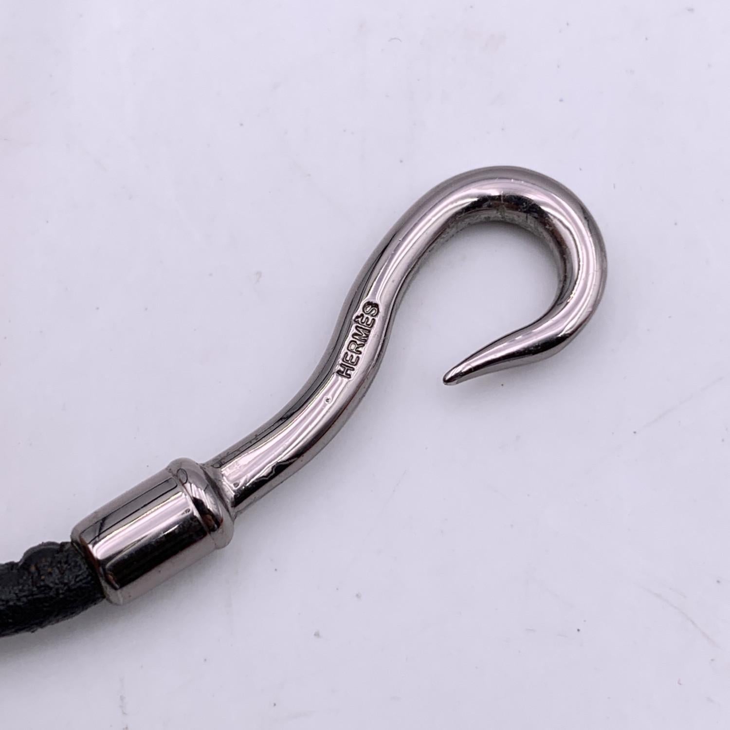 Bracelet Hermes en cuir noir à double tour et crochet géant en métal argenté 1