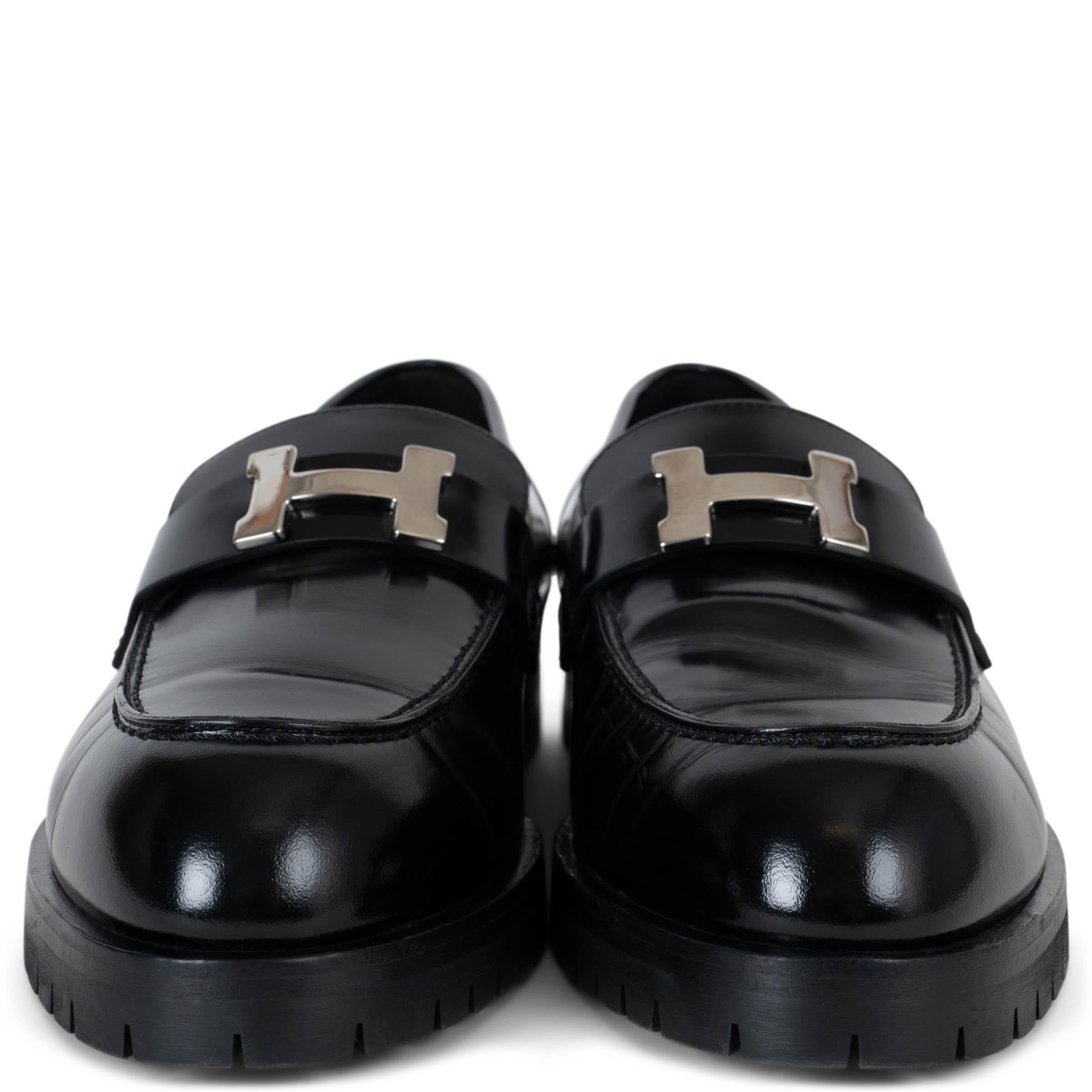 Ces mocassins Faubourg 100% authentiques sont réalisés en cuir de veau glacé noir, alliant élégance et polyvalence. Conçues avec une semelle crantée pour une touche de modernité, elles sont dotées du 