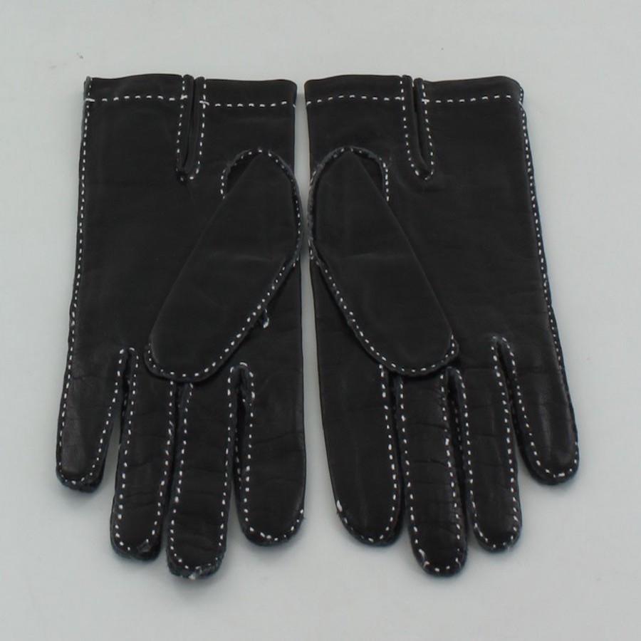 Beautiful black leather gloves with white Sellier stitching
Condition : very good
Made in France
Dimensions : width : 8cm, length : 23cm
Stamp : oui
Details : very good condition, slight marks on the leather, see pictures
