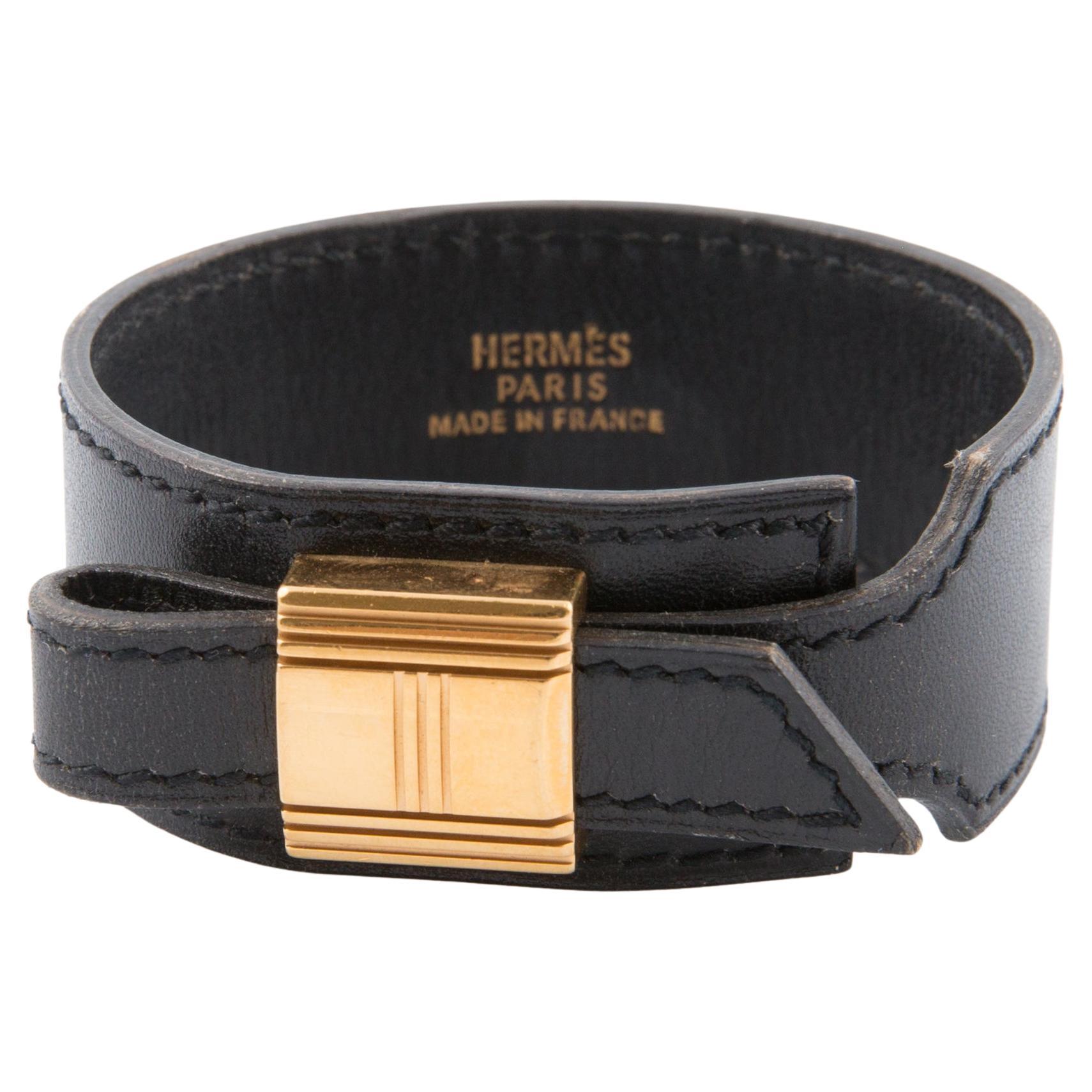 Bracelet en cuir noir "H" de Hermes en vente