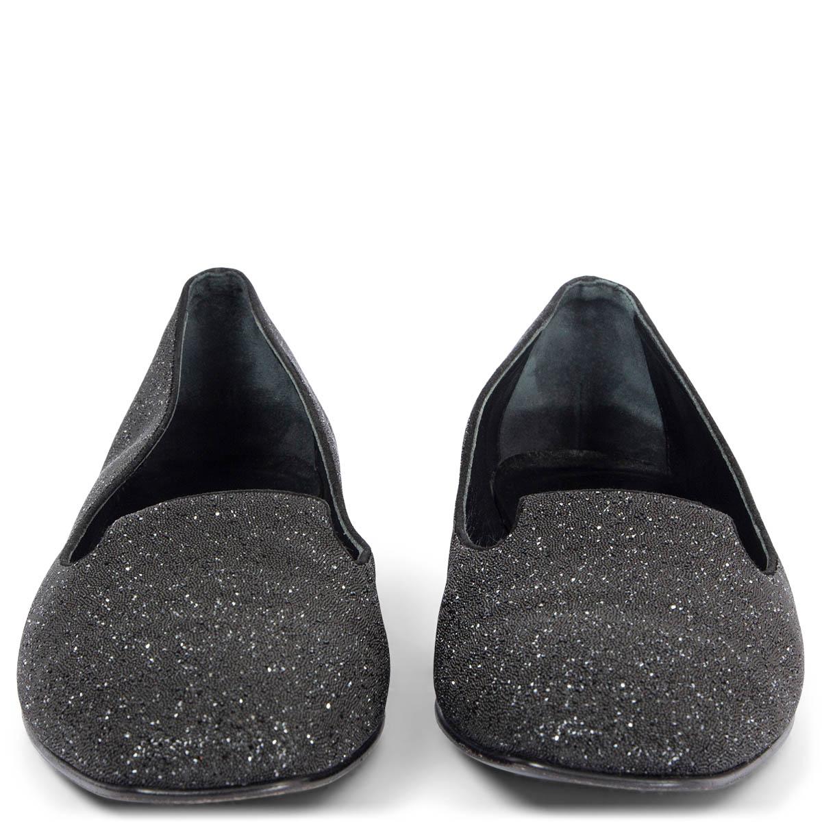 100% authentische Hermès Holly Loafers aus schwarzem, metallisch glitzerndem Kalbsleder mit Wildlederbesatz und gestapeltem Absatz. Sie wurden getragen und sind in ausgezeichnetem Zustand. 

Messungen
Aufgedruckte