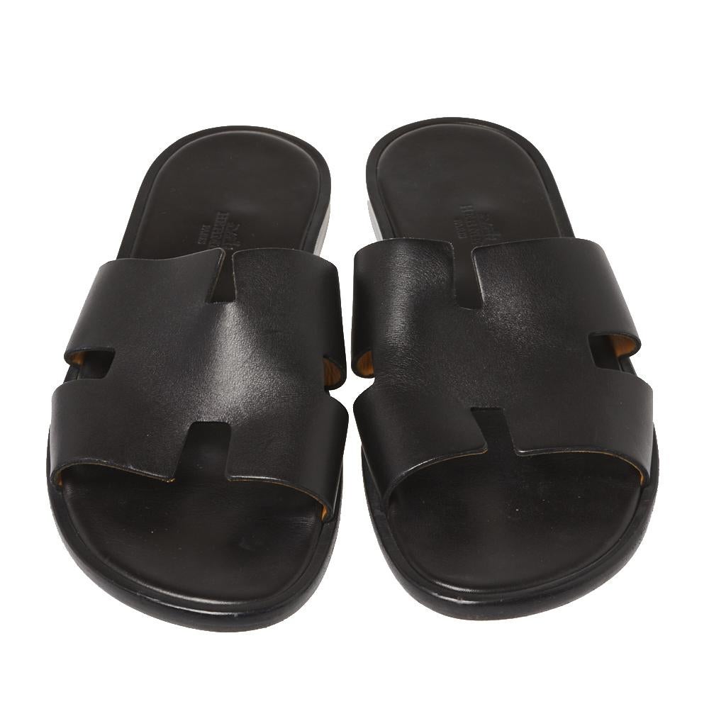 Hermes is a brand that epitomizes art and all their designs have a luxurious blend of comfort and style. These black Izmir sandals have been crafted from quality leather in Italy and feature the iconic H on the vamp, making it easy to slip them on
