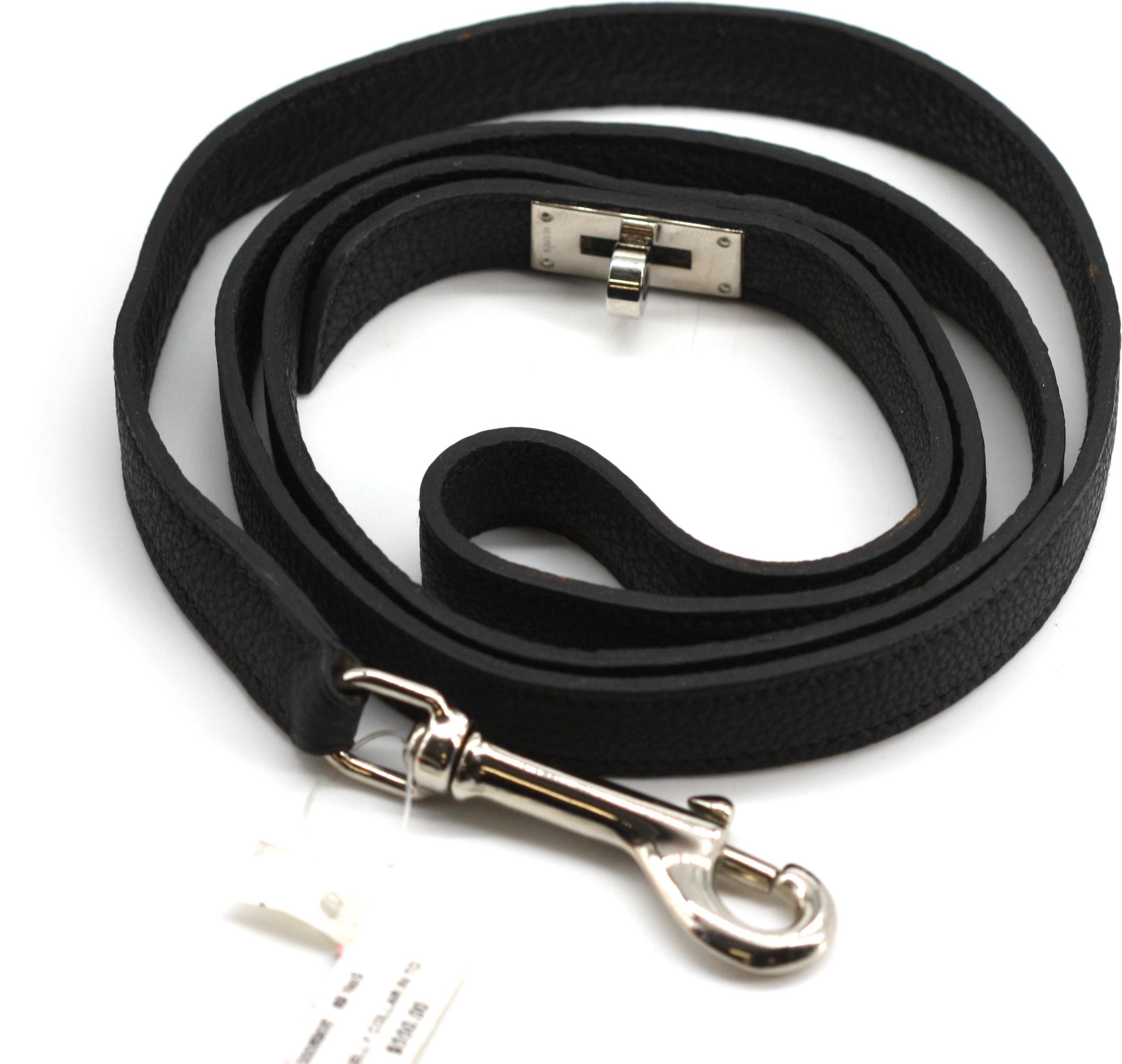 
Guinzaglio per cani Hermes Kelly in pelle nera
Firmato sia sulla pelle che sull'hardware. Ferramenta in metallo, nuova, con etichetta e scatola.
Lunghezza circa 40 pollici.
Rapporto sulle condizioni
Nuovo con etichetta di vendita.