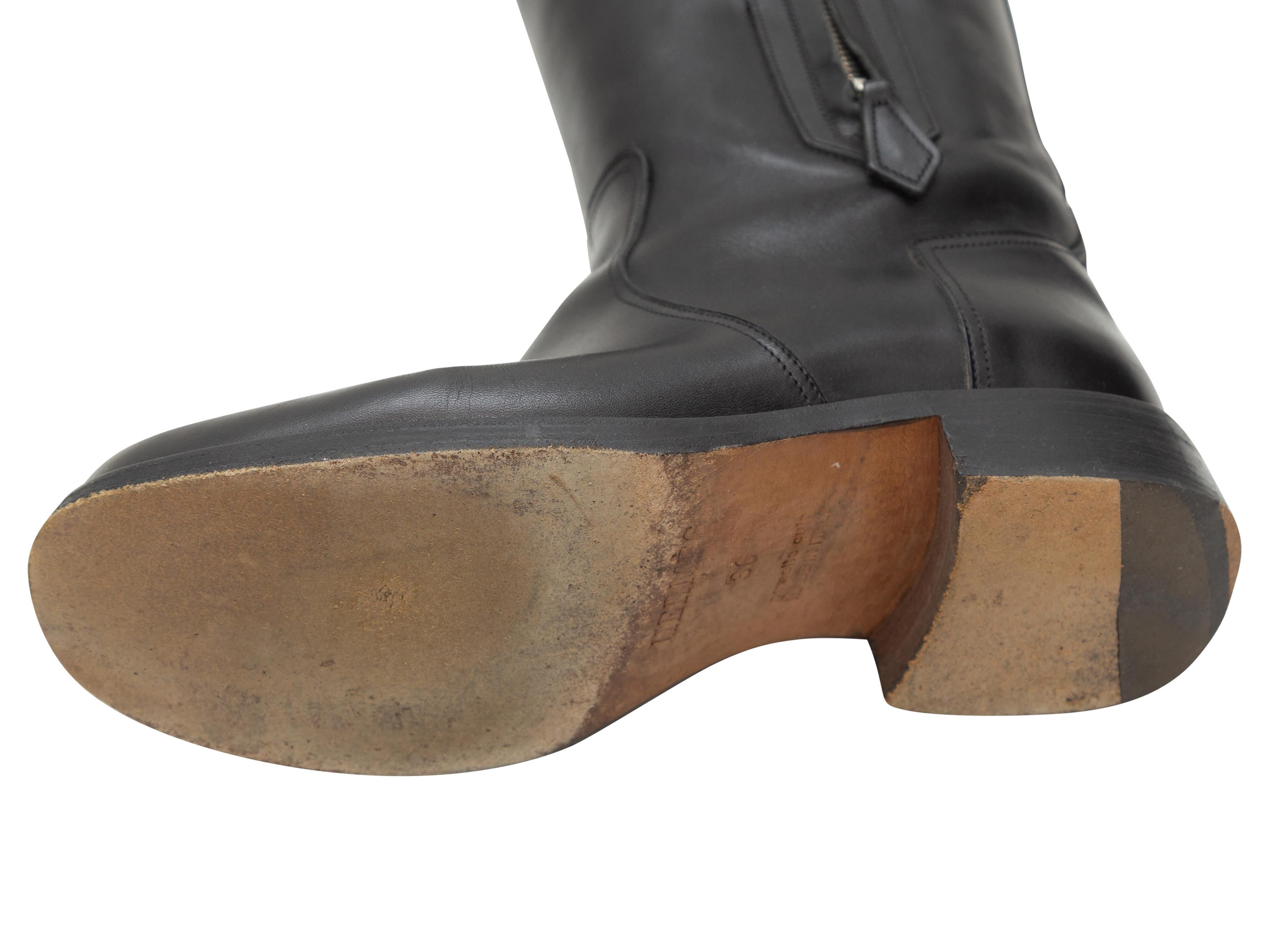 Detalles del producto: Botas de montar hasta la rodilla de piel negra de Hermes. Tacones apilados. Cierres de cremallera en los laterales exteriores. Talla 36 del diseñador. Altura del tacón 1,25