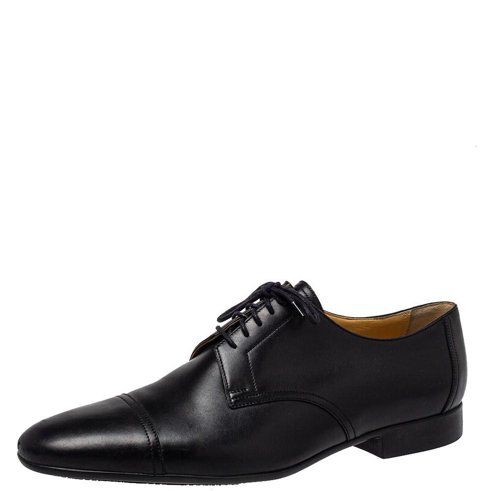 These smart shoes from Hermes are a gentleman's closet asset. Meticulously crafted from leather, they feature a black hue, lace-up details, and a fine finish. Carrying a sharp silhouette, these oxfords will complete all your formal ensembles with