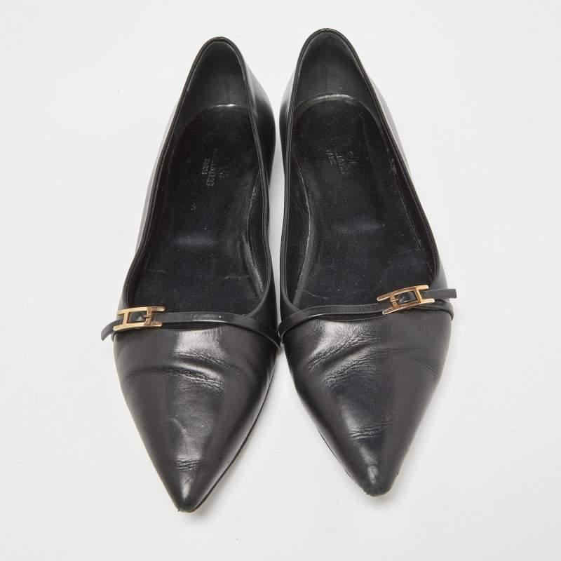 Complete your look by adding these designer ballet flats to your collection of everyday footwear. They are crafted skilfully to grant the perfect fit and style.

