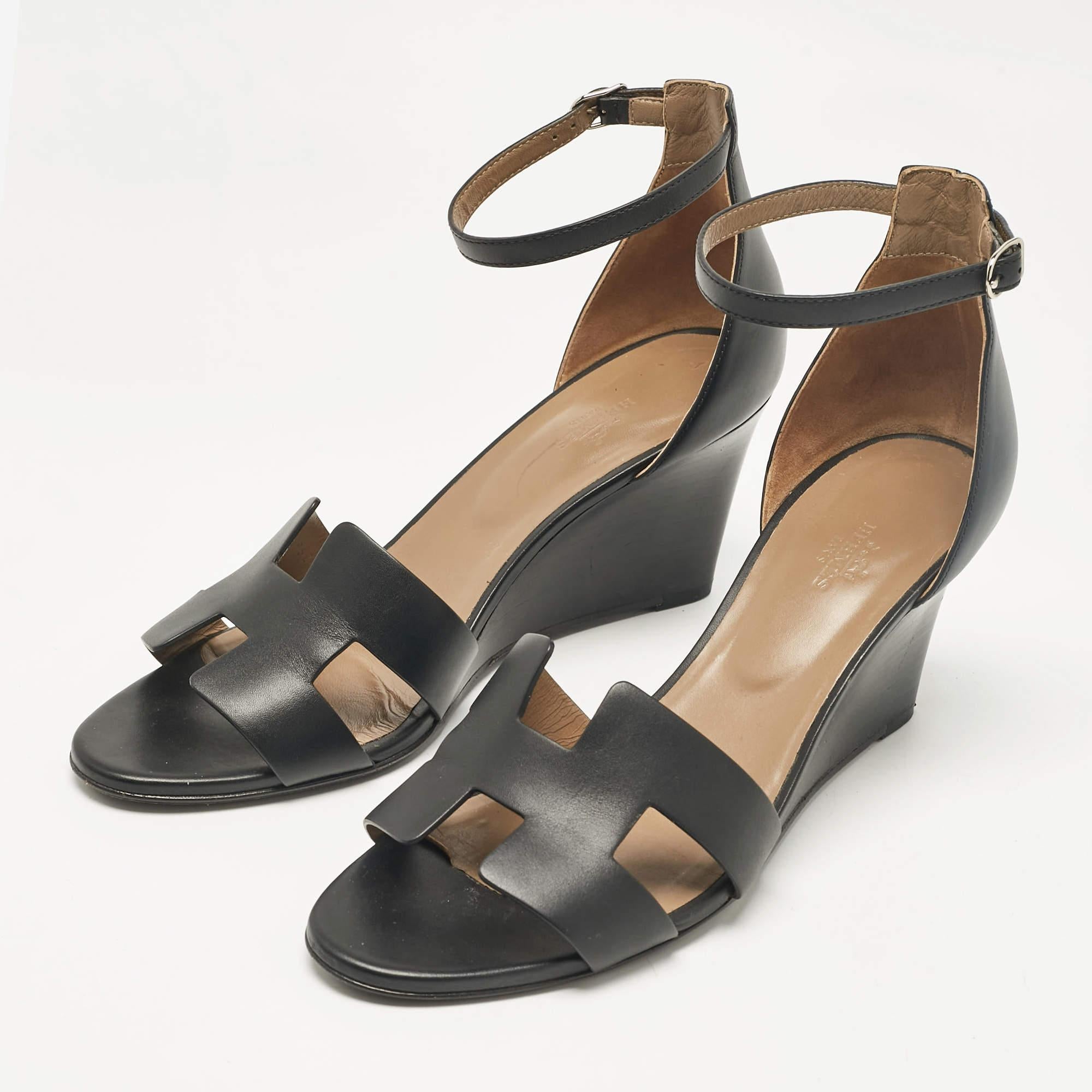 You can count on these designer sandals to complete a day to evening look. They are crafted beautifully and designed to offer the right fit and a comfortable lift.