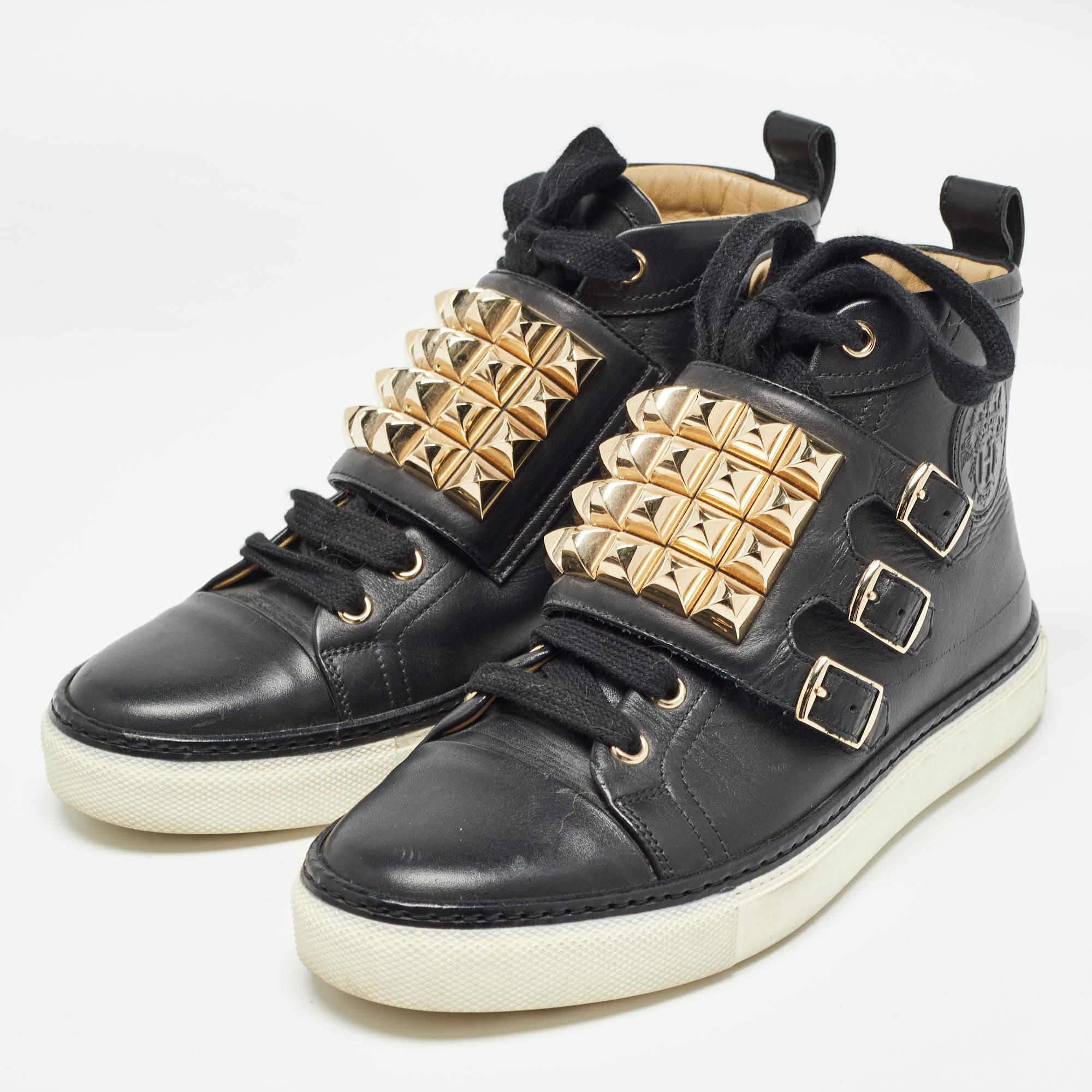 Mit diesen schwarzen High-Top-Sneakern von Hermes gelingt Ihnen mit Leichtigkeit ein super-stylischer Look. Die aus Leder gefertigten Lennox-Schuhe verkörpern mit ihrem einzigartigen Nieten-Design Luxus und Komfort. Sie sind mit Schnürsenkeln,
