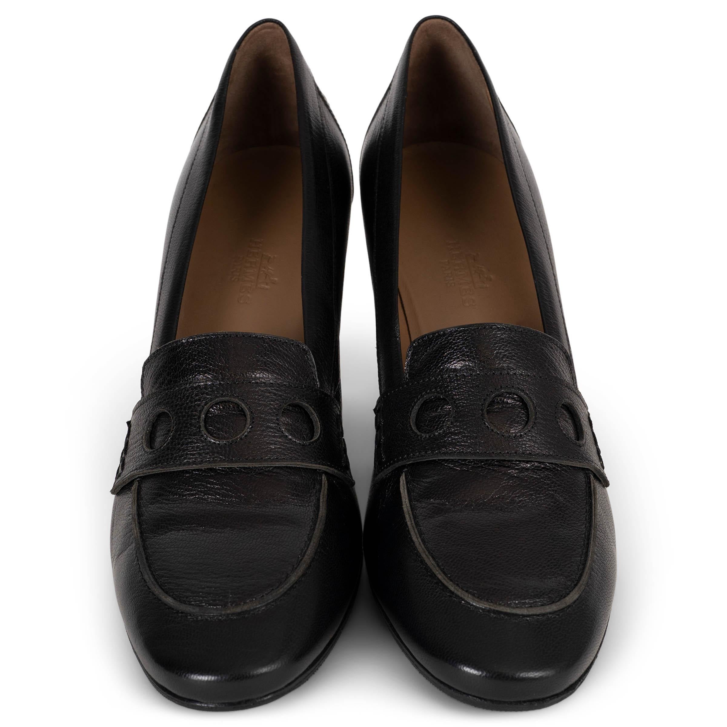 Ces escarpins mocassins 100% authentiques Hermès sont réalisés en cuir lisse noir et allient sophistication intemporelle et polyvalence au quotidien. Le design présente un bout en amande classique et un talon empilé, offrant à la fois élégance et