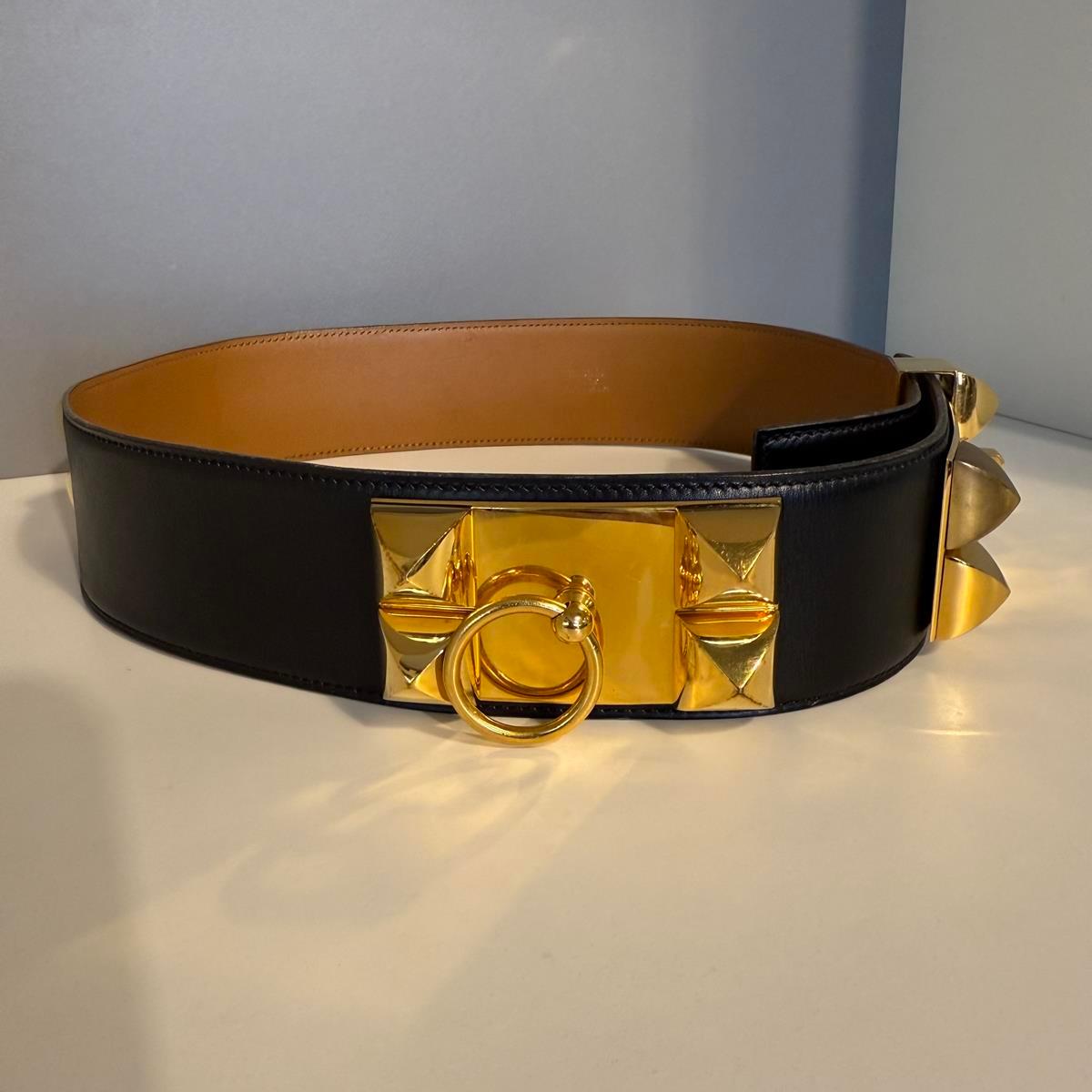 Iconic Médor Belt
Médor
Leather
Black color
Golden hardware
Belt height cm 5 (1,96 inches)
Total belt length cm 80 (31,4 inches)
Size 68 / XS
Worldwide express shipping included in the price !