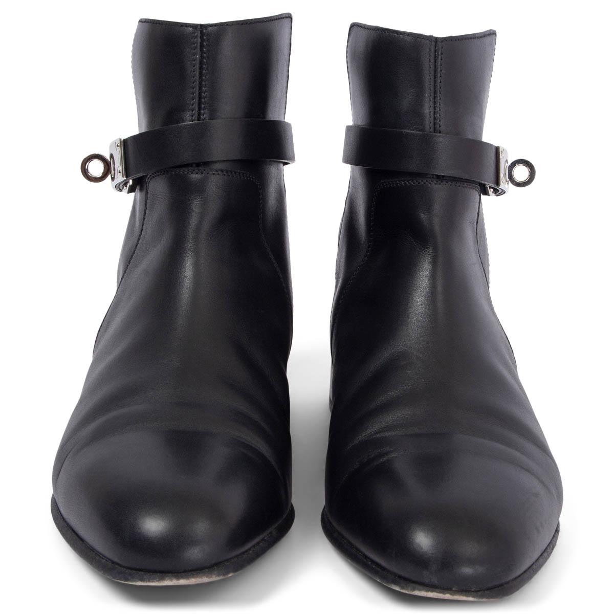 100% authentic Hermès Neo ankle boots in smooth black calfskin featuring palladium buckle. Have been worn and are in excellent condition. (Show heavy wear on sole.)

Measurements
Imprinted Size	36
Shoe Size	36
Inside Sole	23cm (9in)
Width	7.5cm