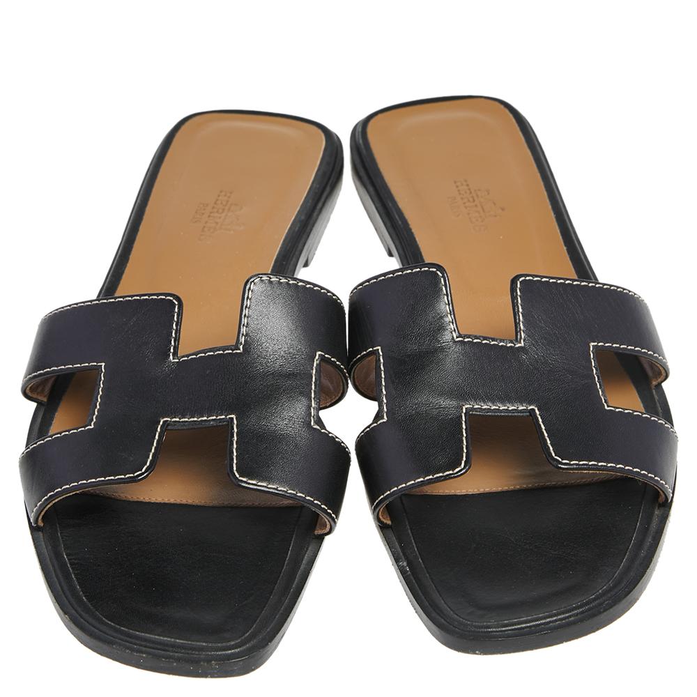 Hermes Black Leather Oran Flat Sandals Size 39 In Good Condition In Dubai, Al Qouz 2