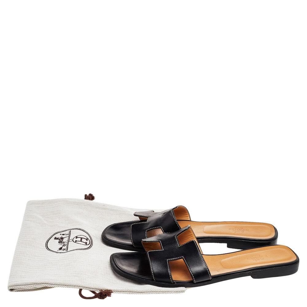 Hermes Black Leather Oran Sandals Size 39.5 In Good Condition In Dubai, Al Qouz 2