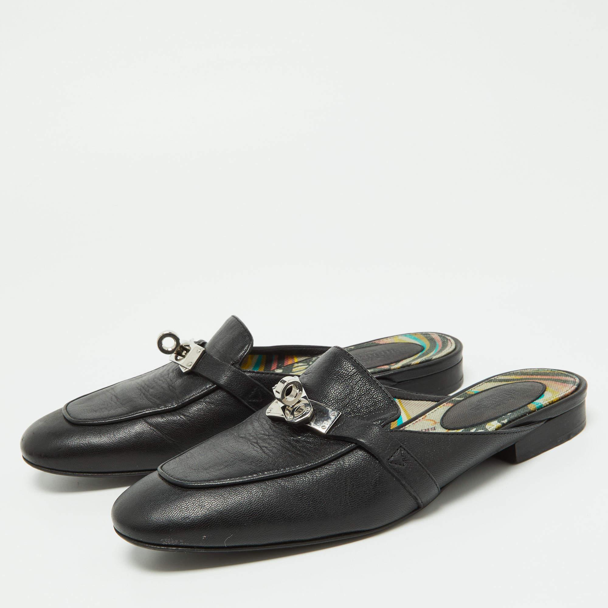 Give your outfit a luxe update with this pair of Hermes mules. The shoes are sewn perfectly to help you make a statement in them for a long time.

