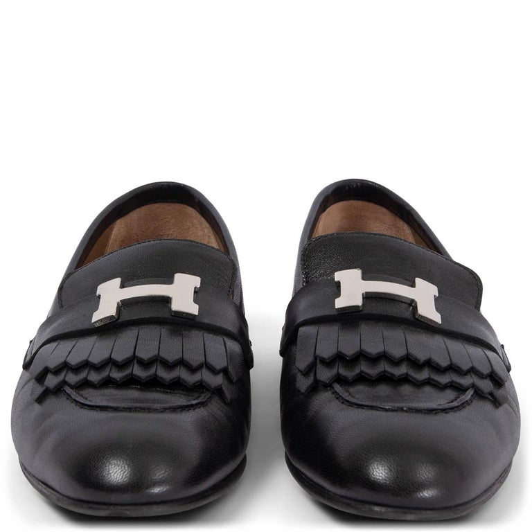 Mocassins 100% authentiques Hermès Royal en peau de chèvre lisse noire, agrémentés de franges et de la boucle signature Palladium Constance-H. Ils ont été portés et sont en excellent état. 

Mesures
Taille imprimée	38.5
Taille des