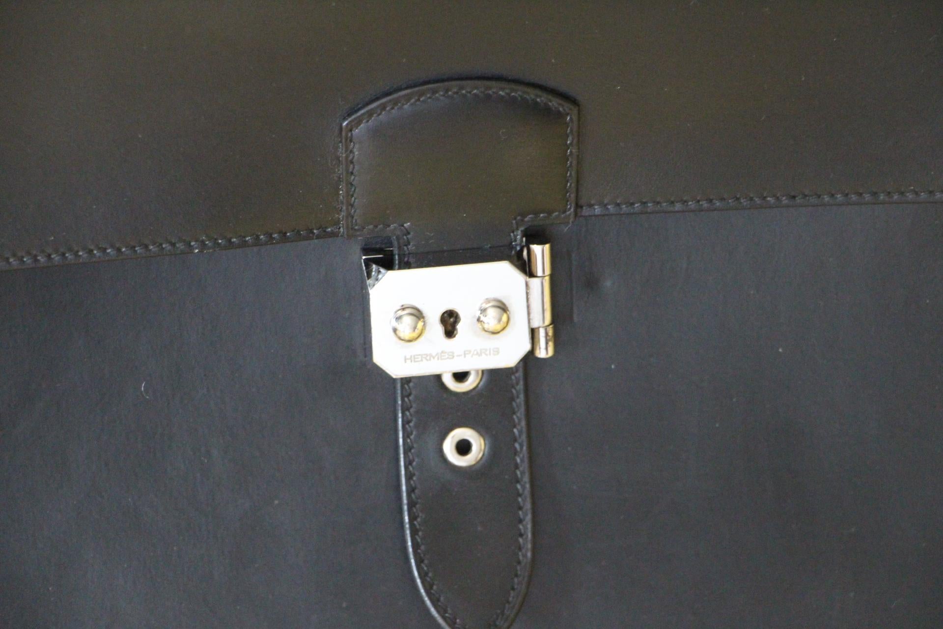 This Hermes black leather Sac A Depeches 39 briefcase is very elegant and convenient for an every day use. It features Hermès engraved palladium hardware . Its pinch lock top flap opens to an unlined interior with 3 separate compartments and plenty