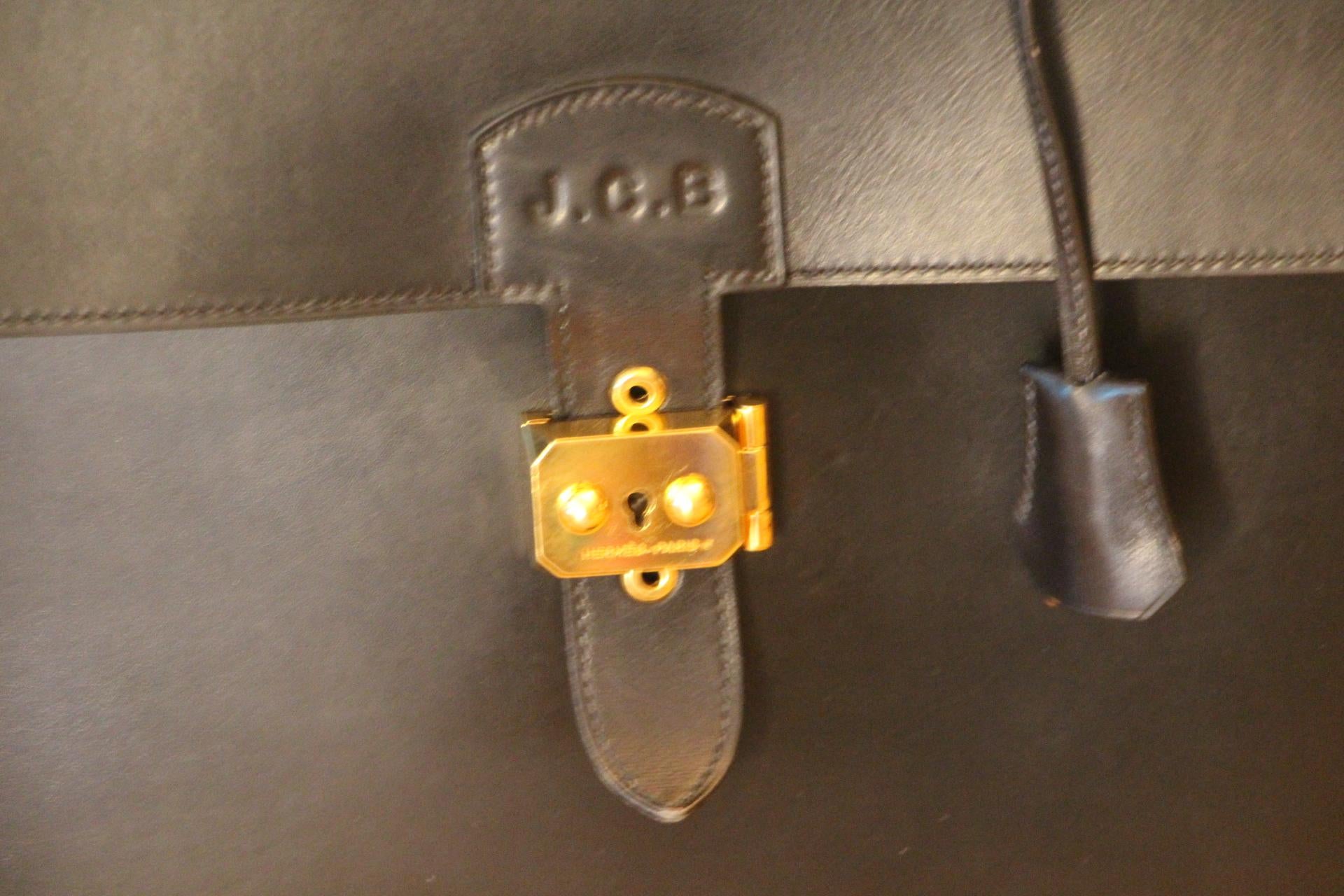 This Hermes black leather Sac A Depeches 39 briefcase is very elegant and convenient for an every day use. It features Hermès engraved golden plated hardware . It is embossed JCB initials. Its pinch lock top flap opens to an unlined and leather