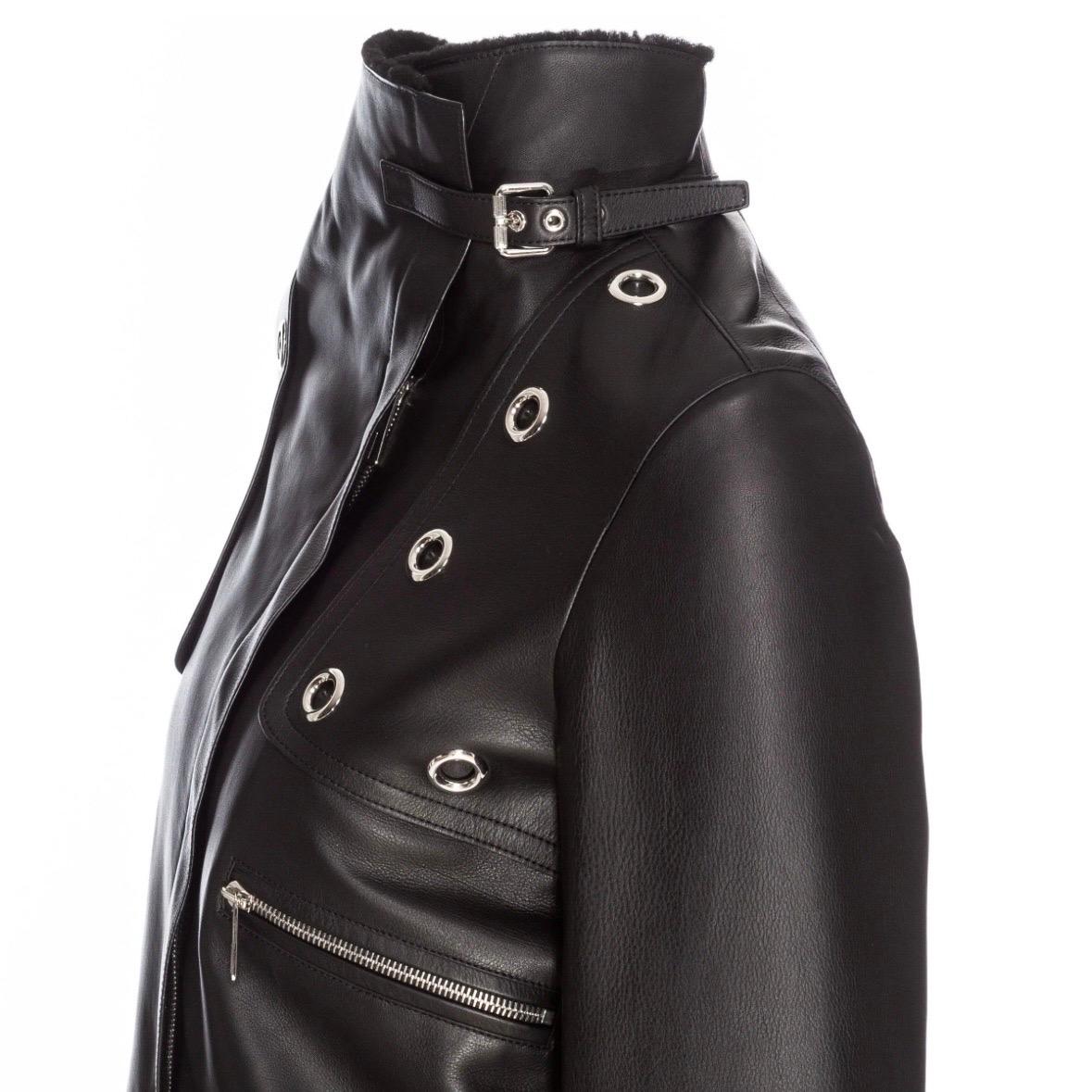 Hermès - Blouson motard court en cuir noir doublé de shearling   en vente 1