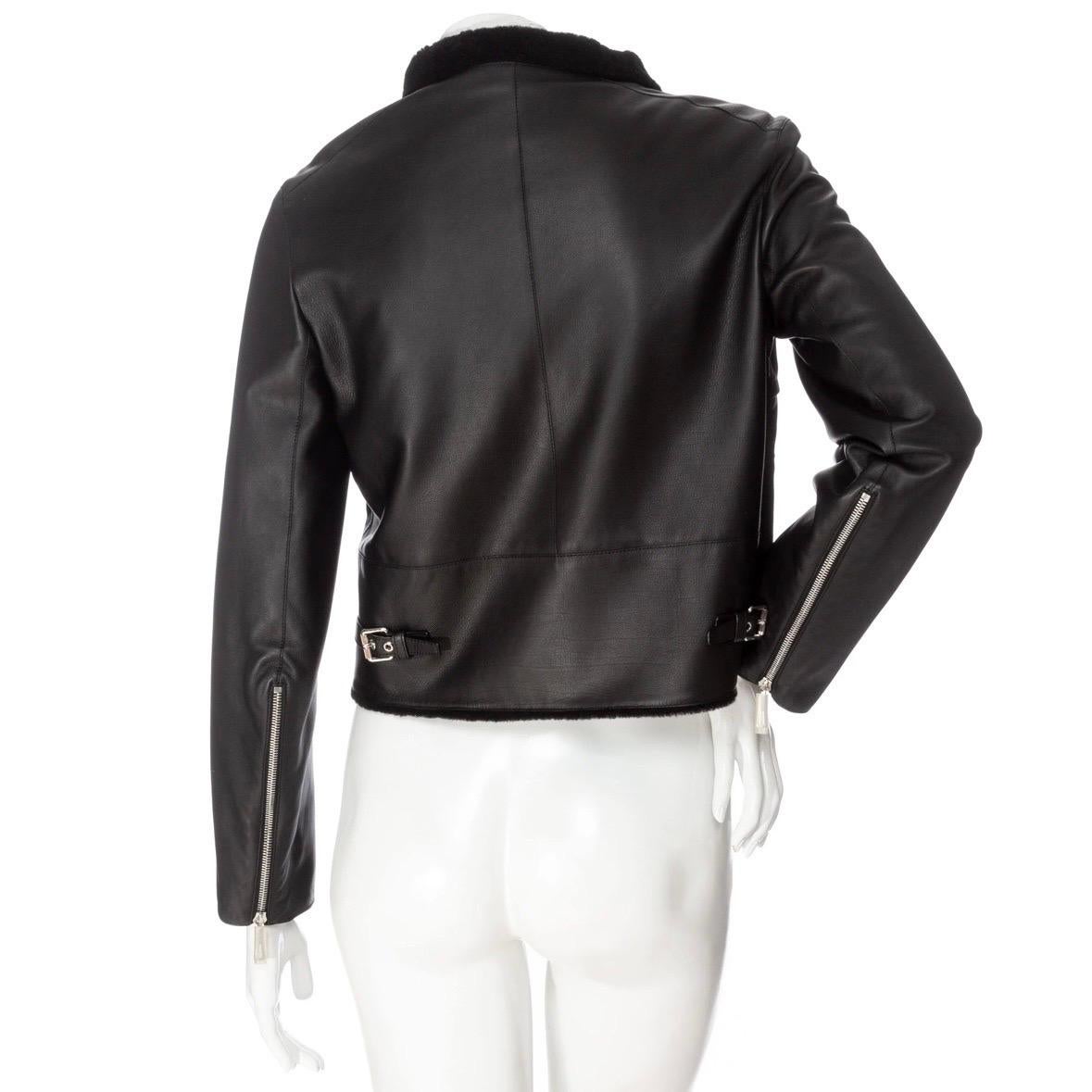 Hermès - Blouson motard court en cuir noir doublé de shearling   en vente 2