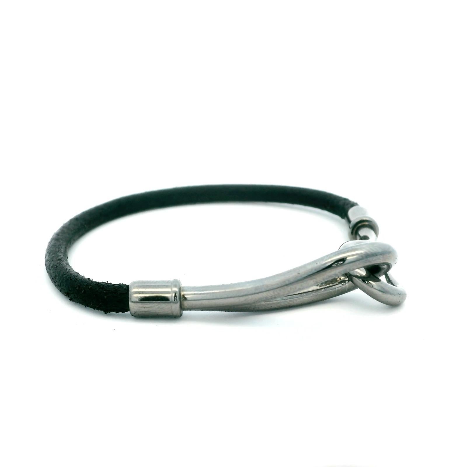 An Hermès black leather silver metal Jumbo H bracelet

This bracelet by Hermès features their iconic Jumbo clasp  metal fitting with a palladium plating, joined with a fine black leather bracelet of seven inches in length.

Signed HERMES to the hook