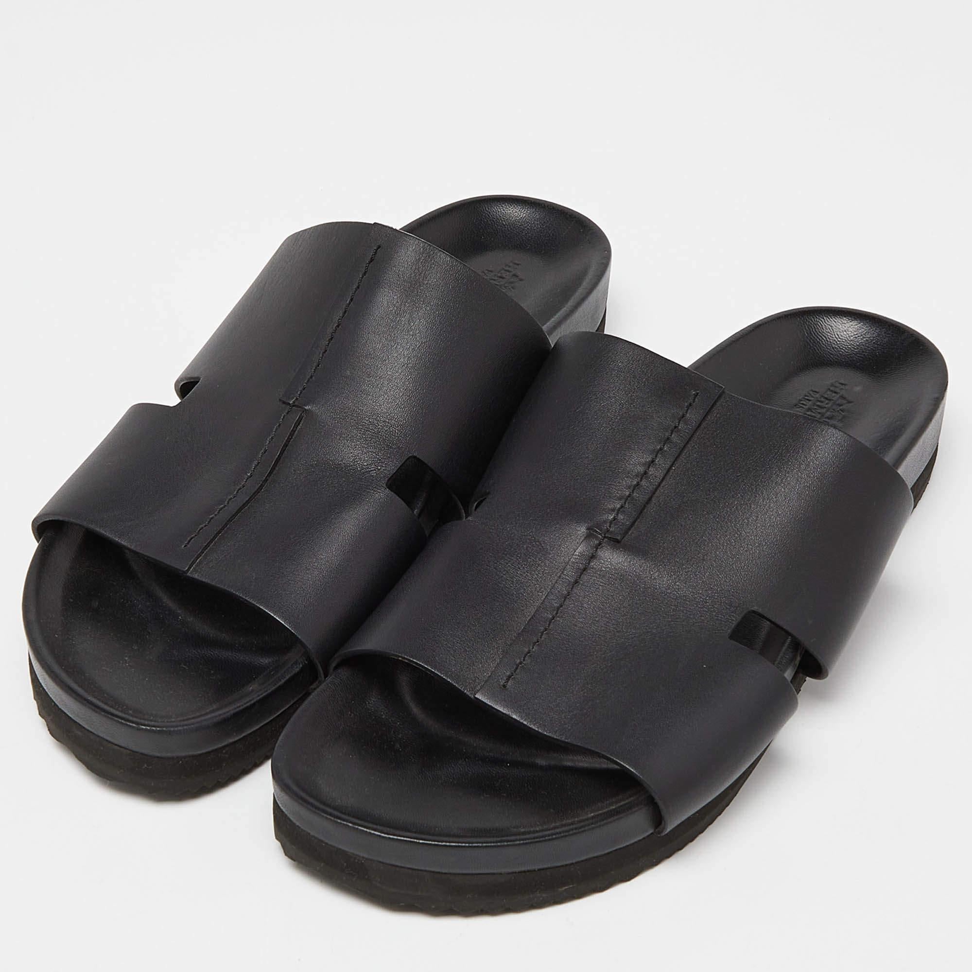 Hermes Black Leather Slides Size 44.5 In Excellent Condition In Dubai, Al Qouz 2