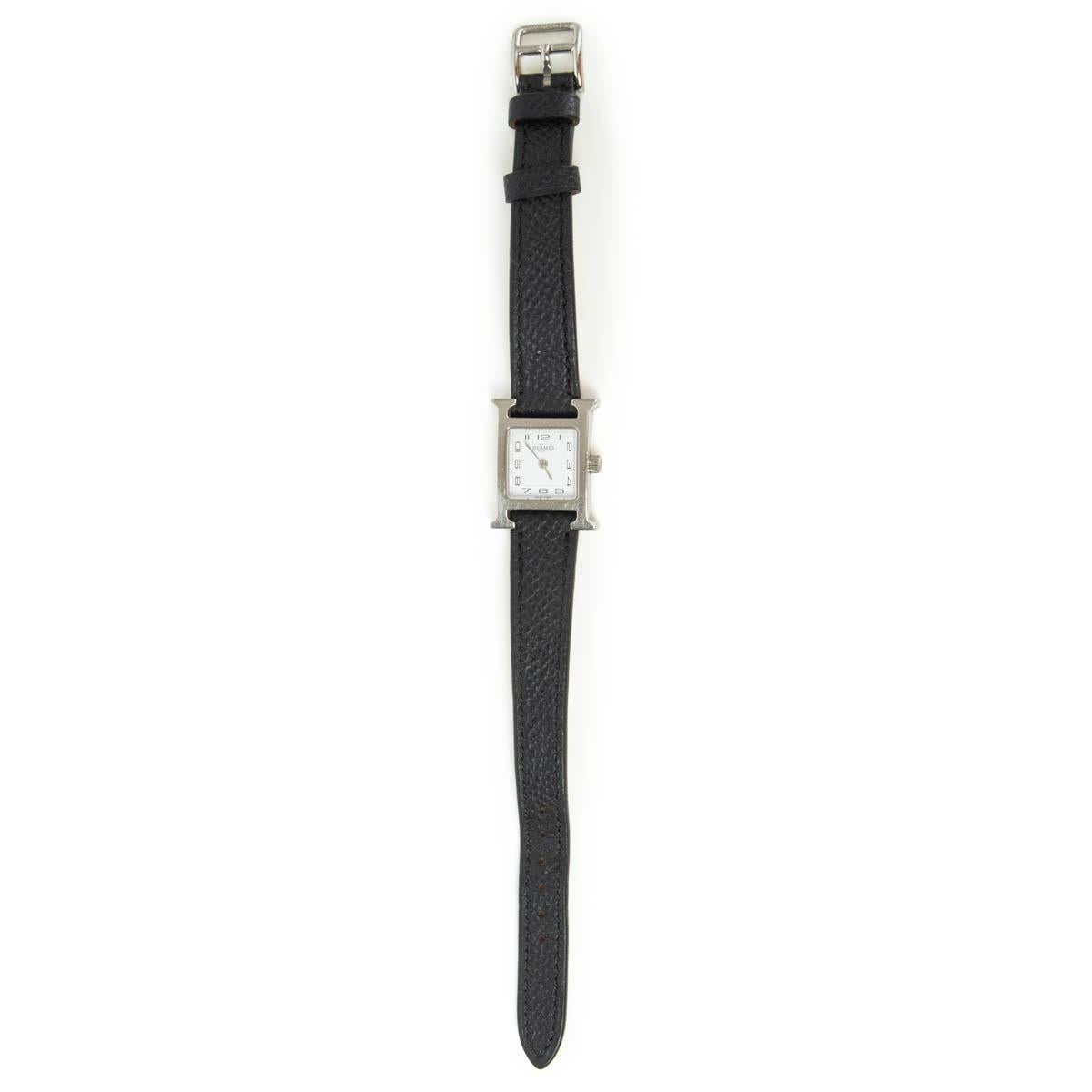 100% authentic Hermès Heure H Watch Mini Modèle 21mm in steel with a white dial and sunburst stamped. Quartz movement and strap made of black Epsom calfskin. Hour, minute functions. Has been worn and shows some scratches to the hardware and wear to