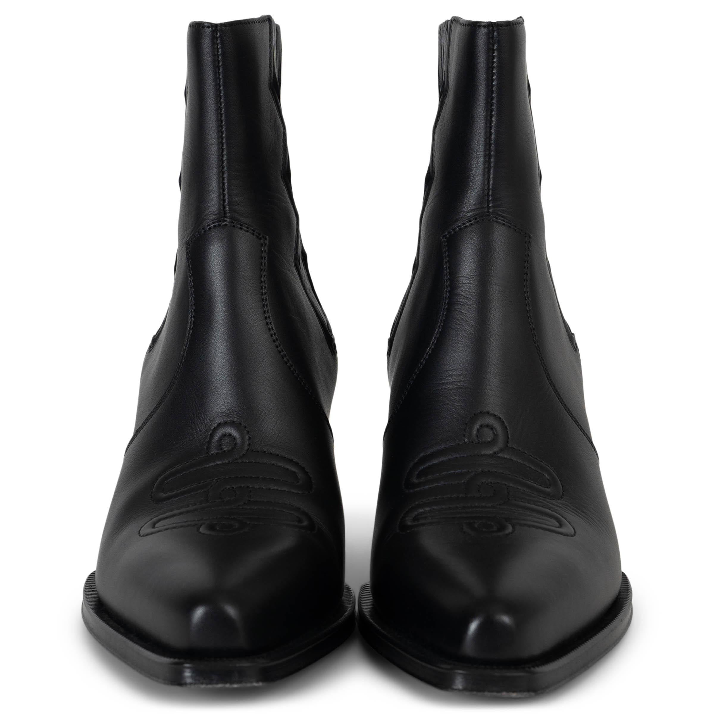 Questi stivali da cowboy Hermès Vega in pelle di vitello nera, autentici al 100%, rappresentano una raffinata interpretazione dello stile western. Caratterizzate da punte squadrate, tacchi cubani e intricati dettagli ricamati, trasudano raffinatezza